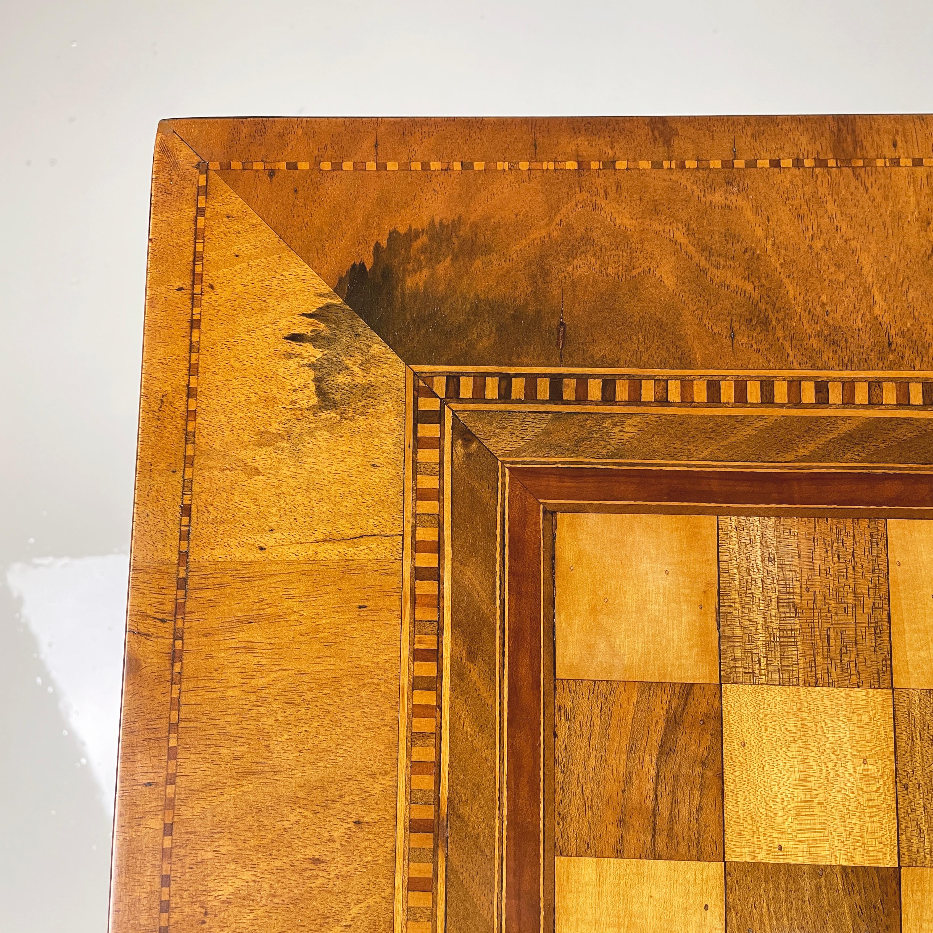 Ancienne table de jeu italienne en bois  avec échiquier, début des années 1900 en vente 3