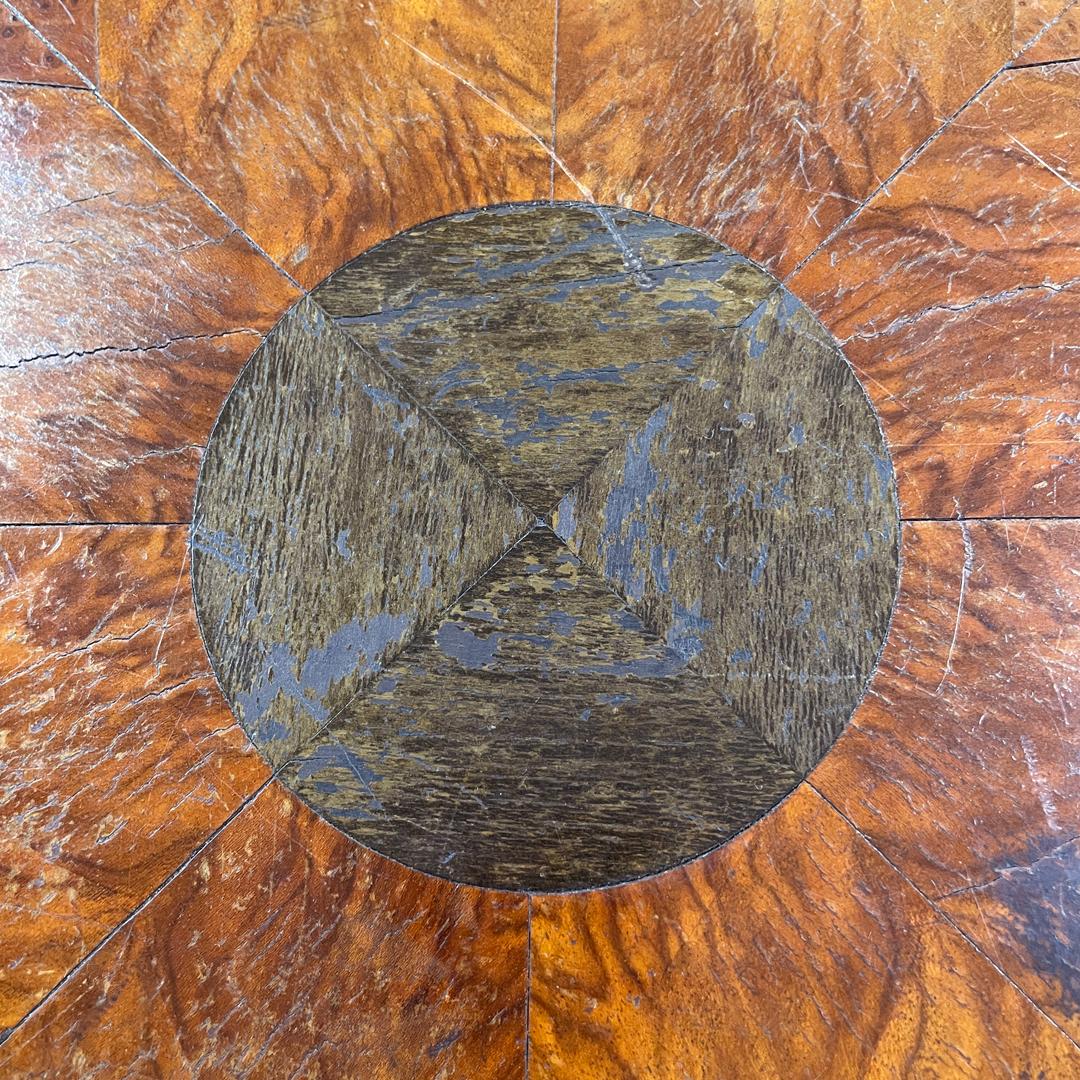 Table basse ronde italienne ancienne en bois avec décorations en marqueterie, début des années 1900 en vente 5