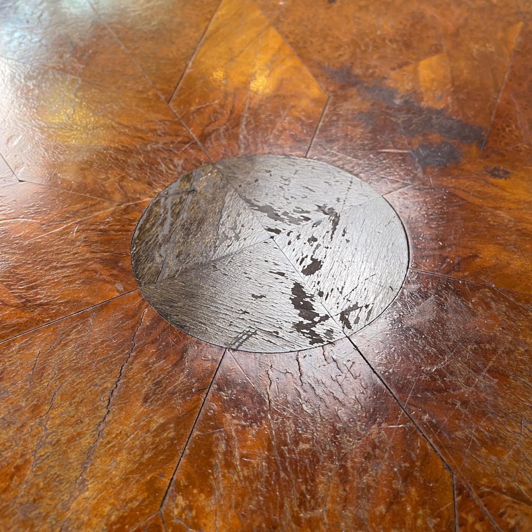 Table basse ronde italienne ancienne en bois avec décorations en marqueterie, début des années 1900 en vente 6