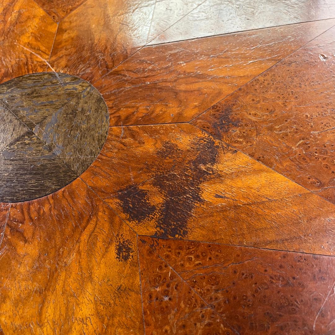 Table basse ronde italienne ancienne en bois avec décorations en marqueterie, début des années 1900 en vente 7