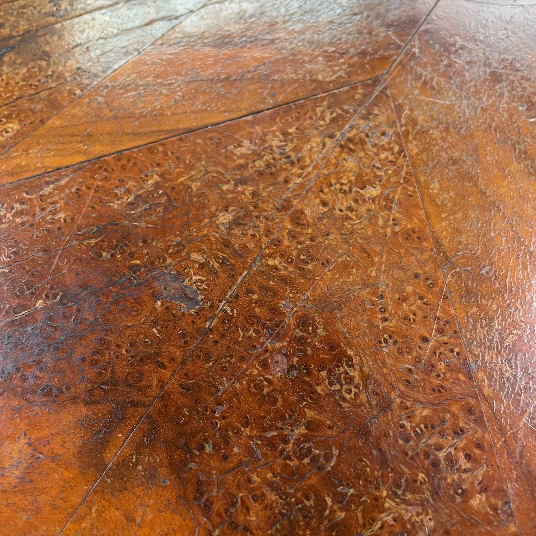 Table basse ronde italienne ancienne en bois avec décorations en marqueterie, début des années 1900 en vente 8