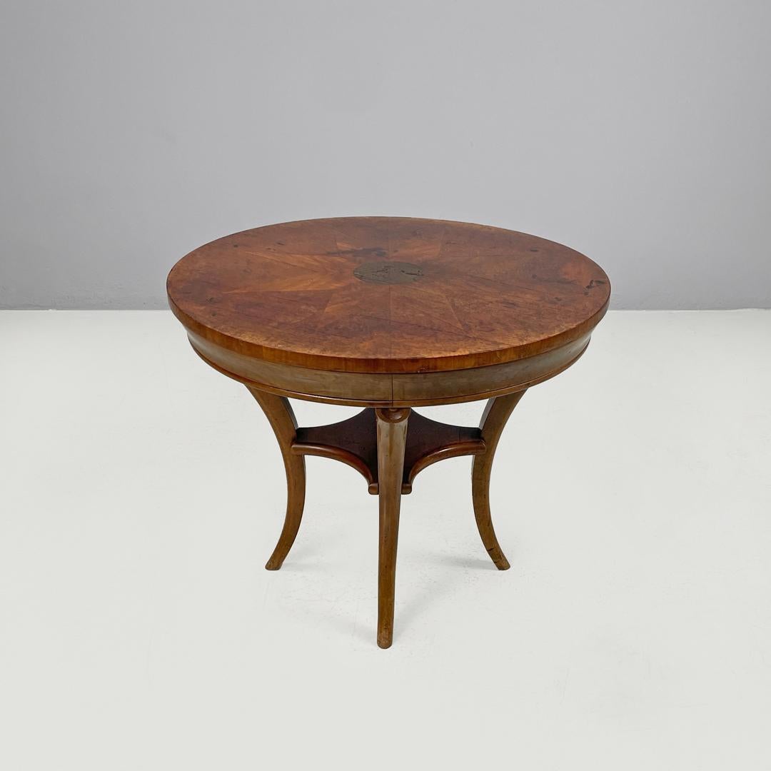 Table basse ronde italienne ancienne en bois avec décorations en marqueterie, début des années 1900
Table basse ronde entièrement en bois. Le plateau est décoré d'incrustations géométriques qui rappellent la forme d'une étoile. Au centre, la