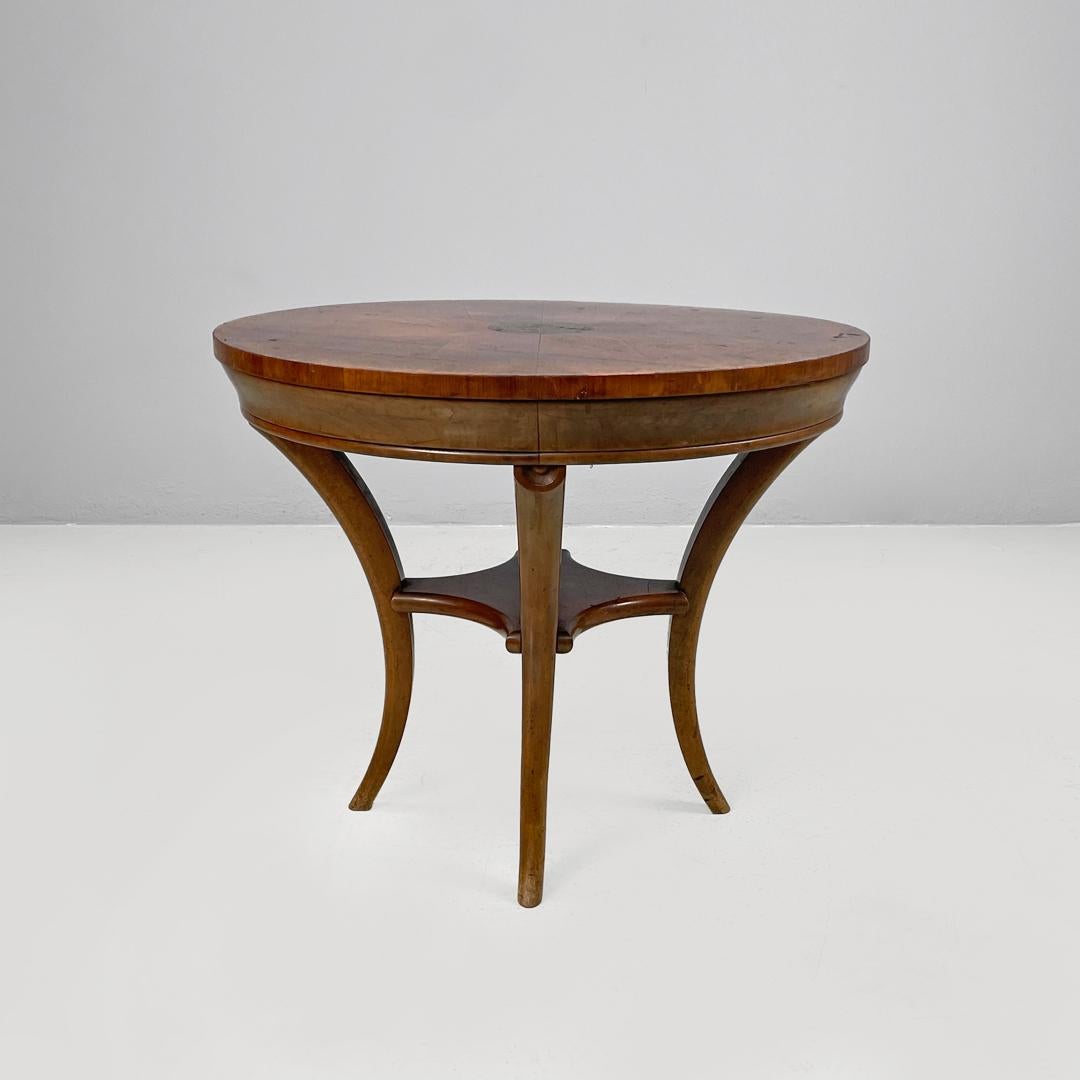 Début du 20ème siècle Table basse ronde italienne ancienne en bois avec décorations en marqueterie, début des années 1900 en vente