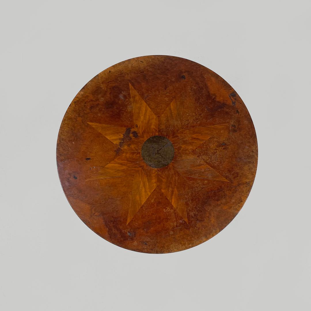 Table basse ronde italienne ancienne en bois avec décorations en marqueterie, début des années 1900 en vente 3