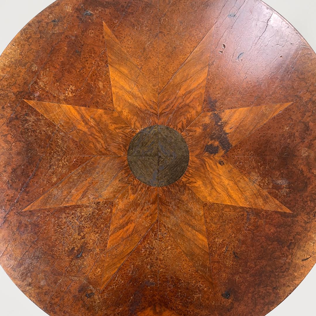 Table basse ronde italienne ancienne en bois avec décorations en marqueterie, début des années 1900 en vente 4