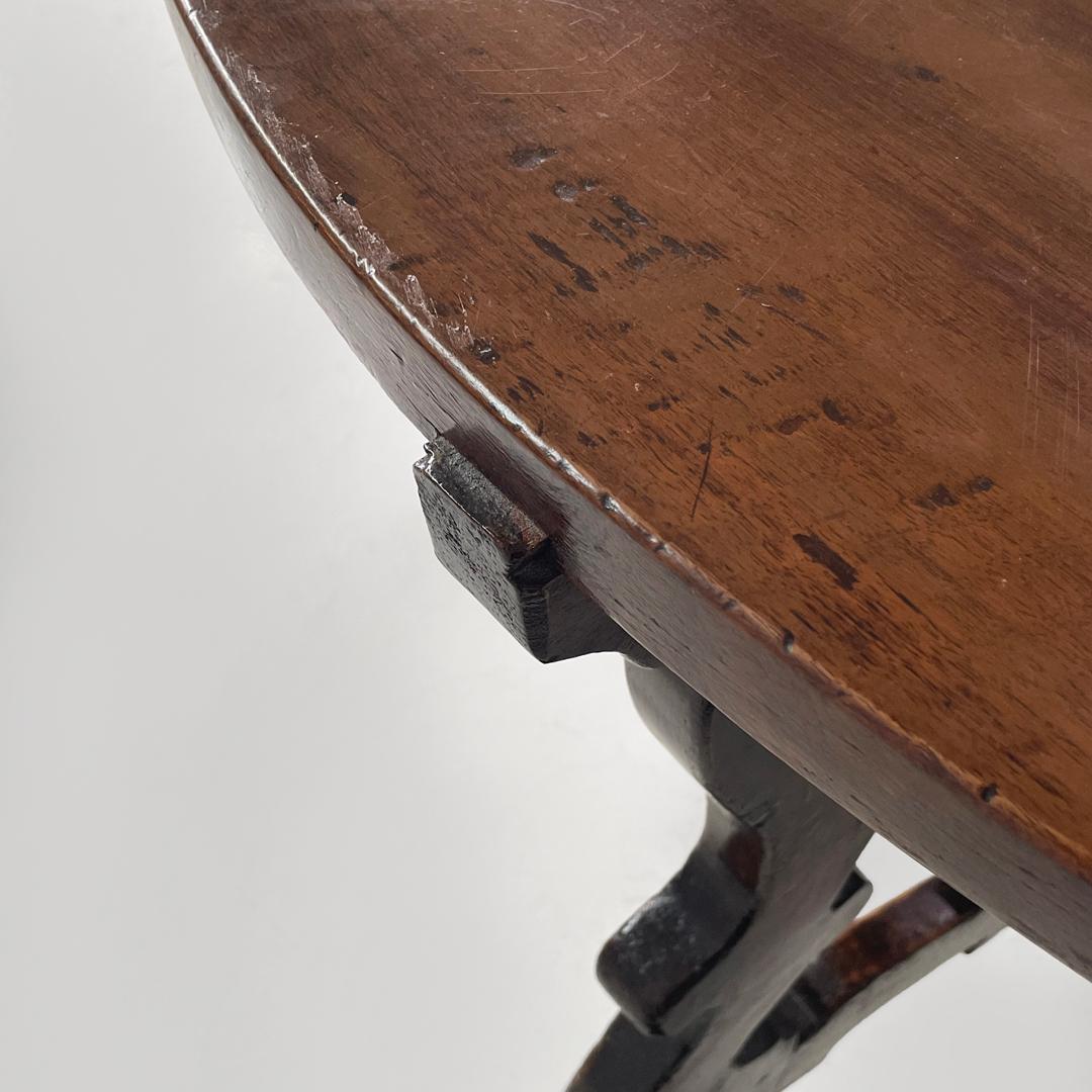 Italian antique wooden round dining table with decorated legs, early 1800s For Sale 7