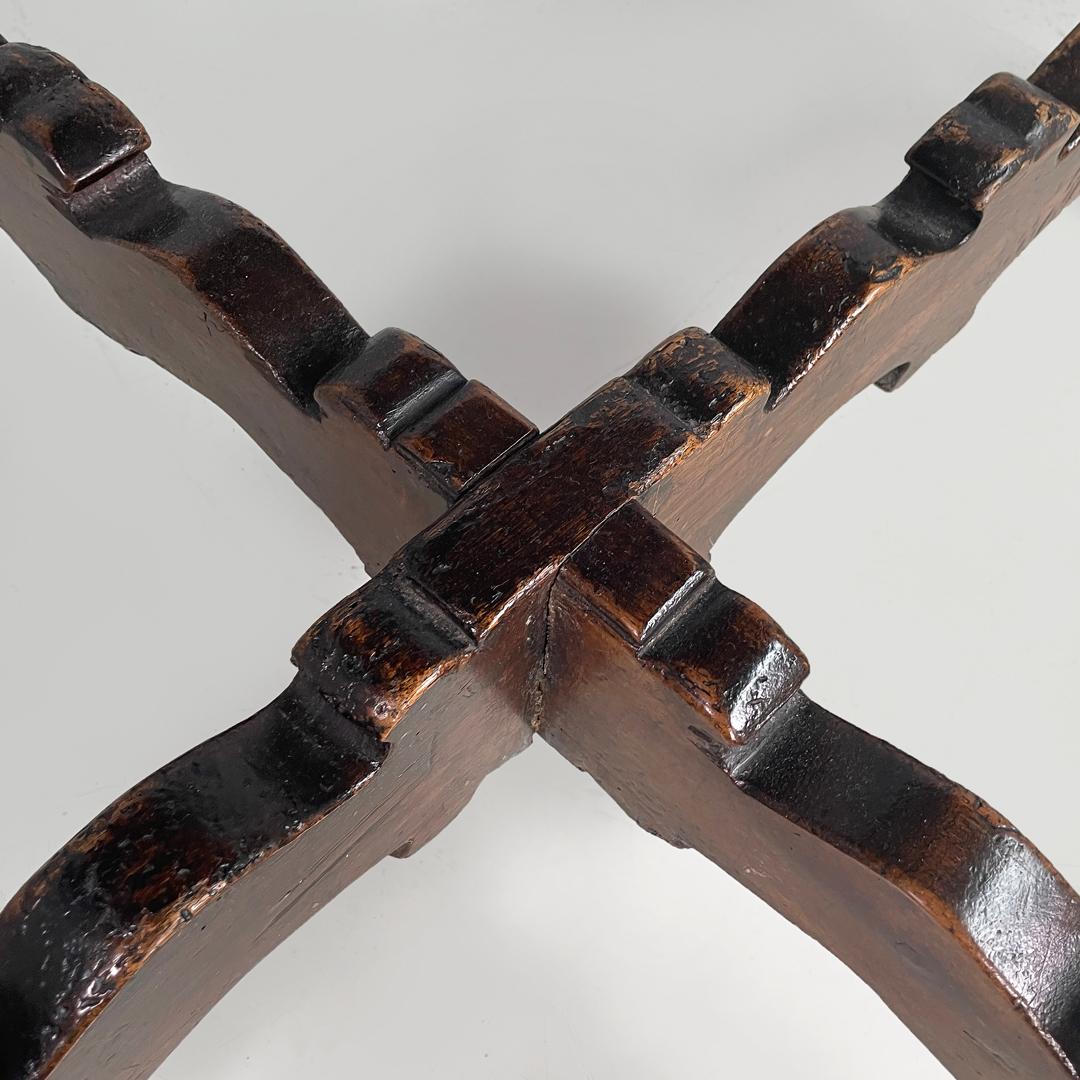 Italian antique wooden round dining table with decorated legs, early 1800s For Sale 13