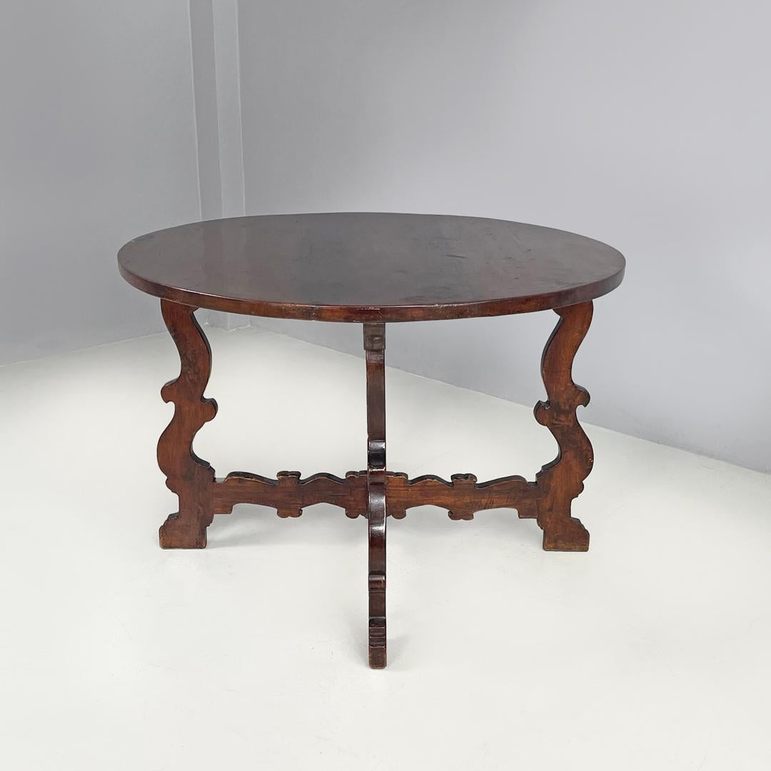 Early 19th Century Italian antique wooden round dining table with decorated legs, early 1800s For Sale