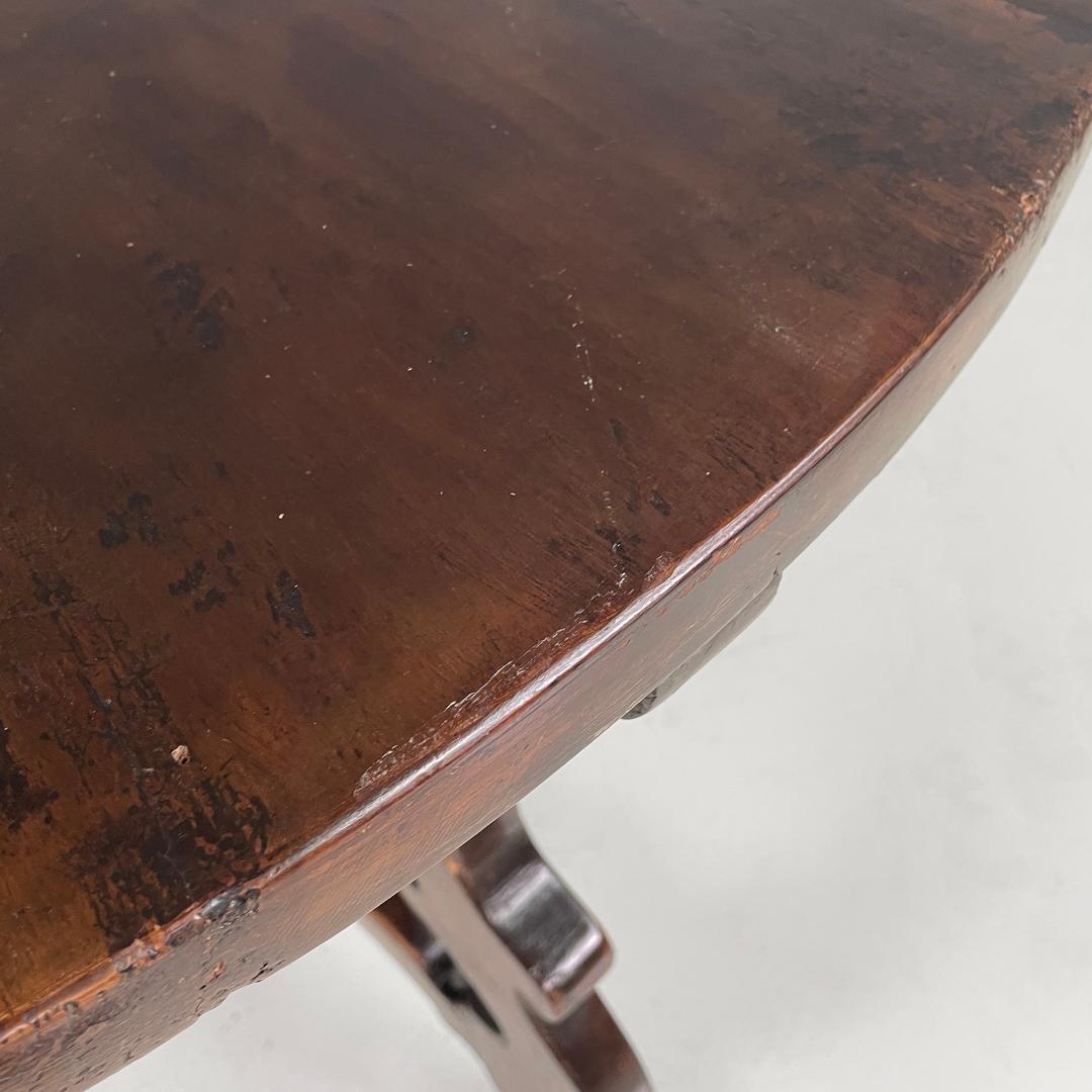 Italian antique wooden round dining table with decorated legs, early 1800s For Sale 3