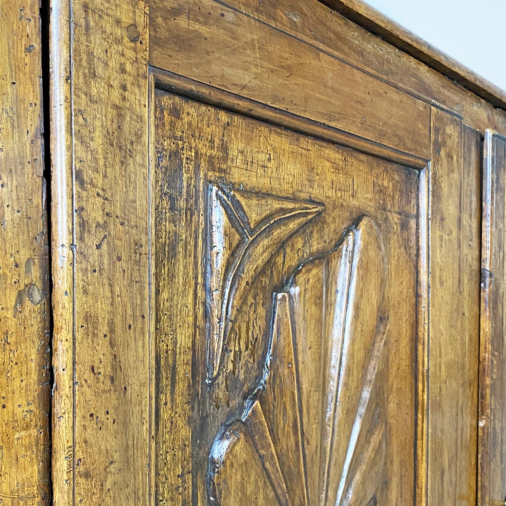 Meuble de rangement ou buffet italien en bois ancien avec motif en relief, 1600s en vente 8