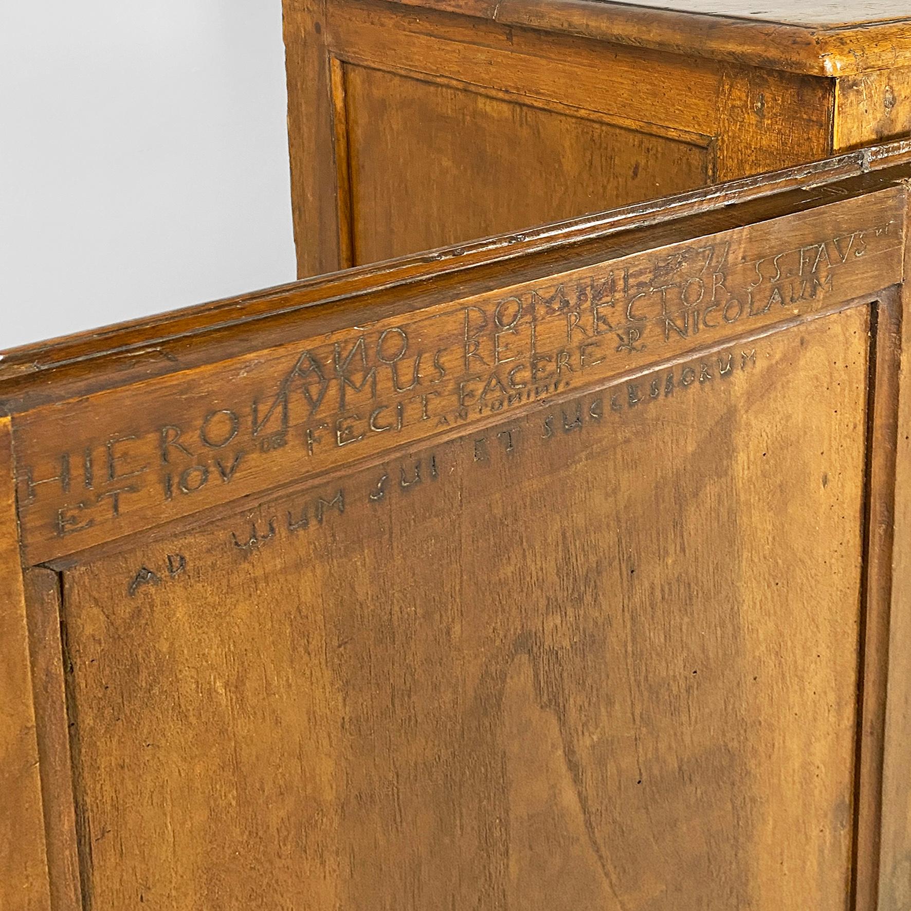 Early 17th Century Meuble de rangement ou buffet italien en bois ancien avec motif en relief, 1600s en vente