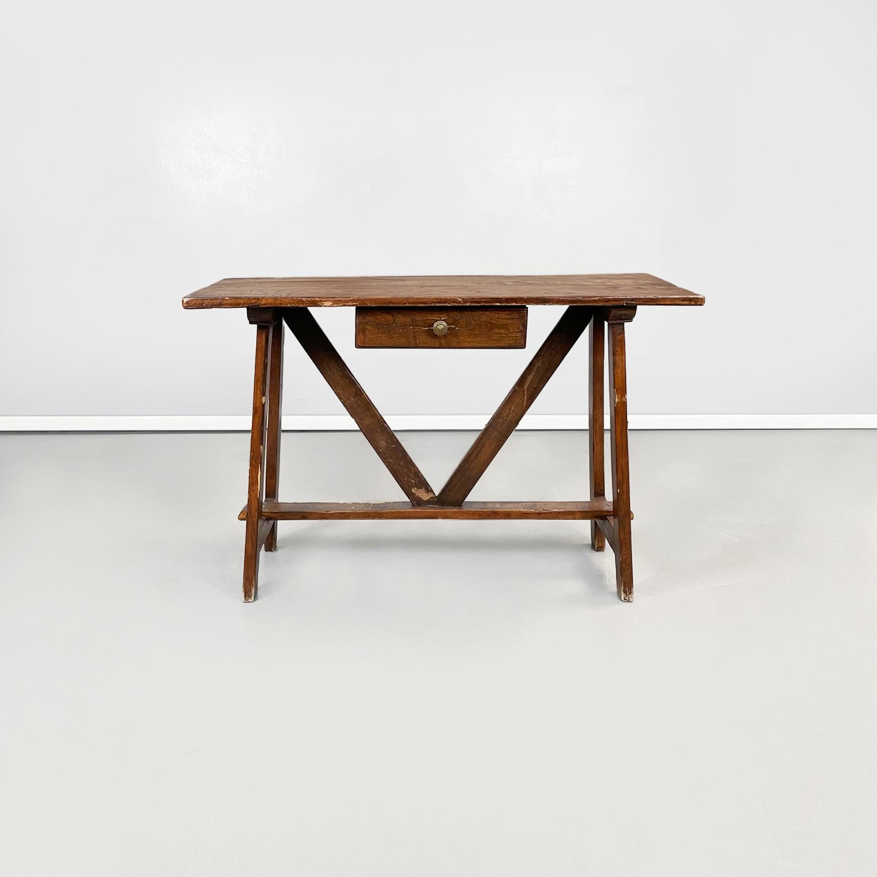 Table antique italienne fratino en bois avec un tiroir, années 1900
Table fratino rectangulaire en bois. La structure porteuse du sommet est constituée de plusieurs poutres en bois. Au centre, il y a un tiroir avec une poignée ronde en