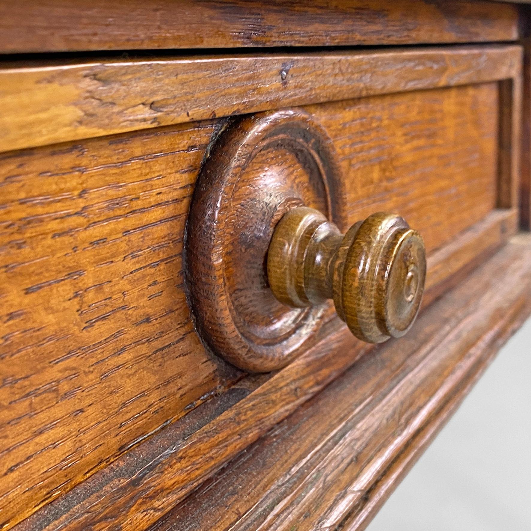 Table italienne ancienne en bois avec deux tiroirs et pieds tournés, années 1800 en vente 4