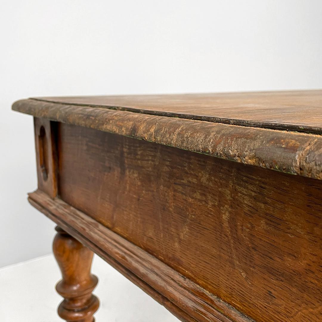 Table italienne ancienne en bois avec deux tiroirs et pieds tournés, années 1800 en vente 5