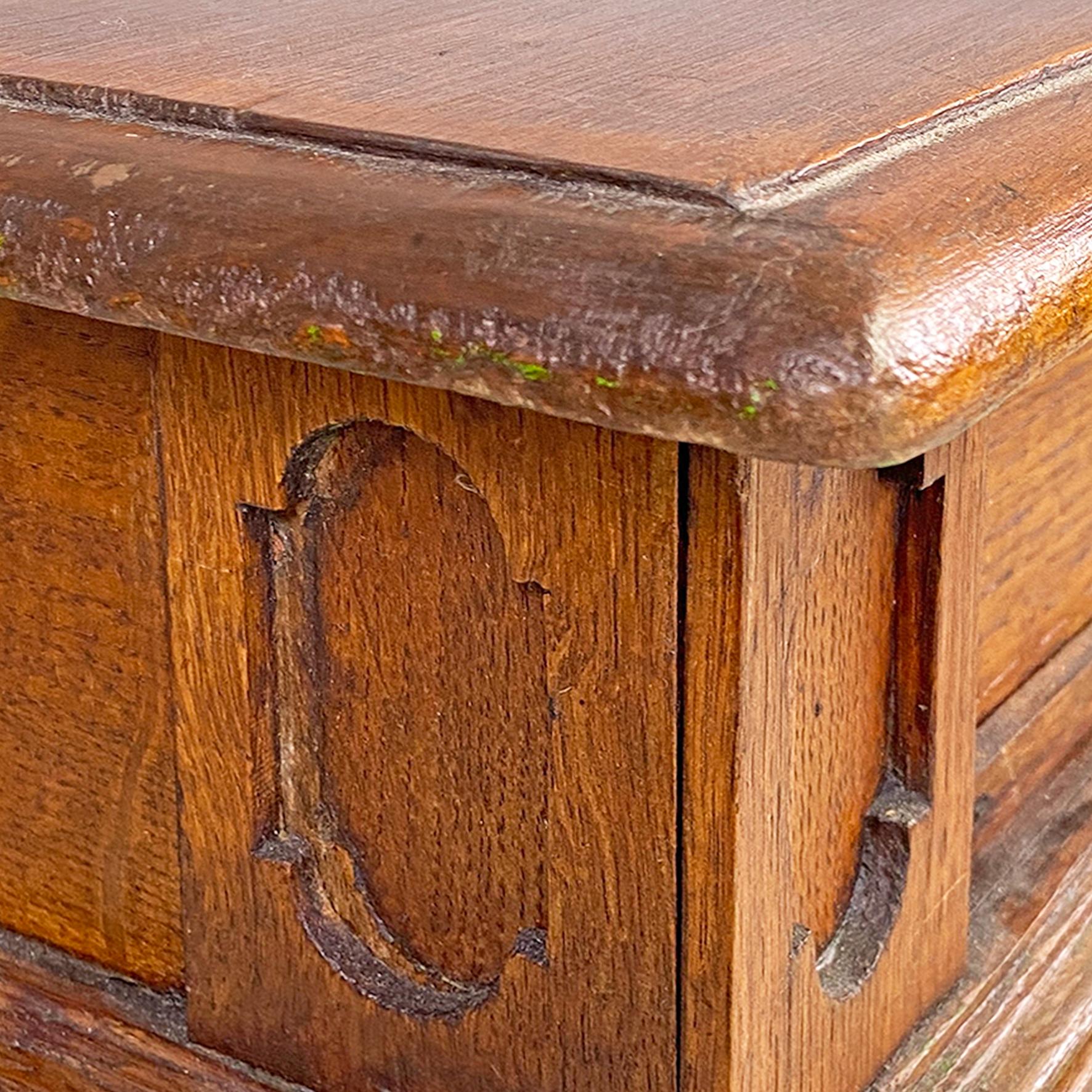 Table italienne ancienne en bois avec deux tiroirs et pieds tournés, années 1800 en vente 7