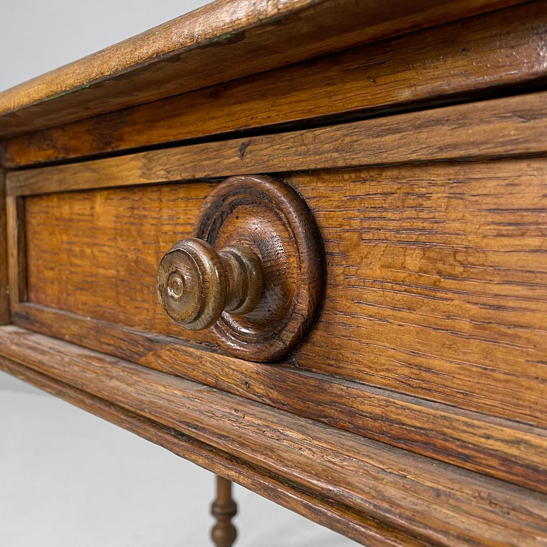 Table italienne ancienne en bois avec deux tiroirs et pieds tournés, années 1800 en vente 8