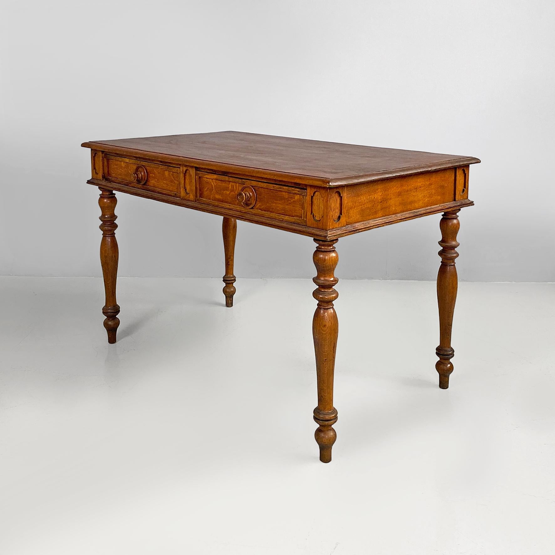 Table italienne ancienne en bois avec deux tiroirs et pieds tournés, années 1800 en vente 13