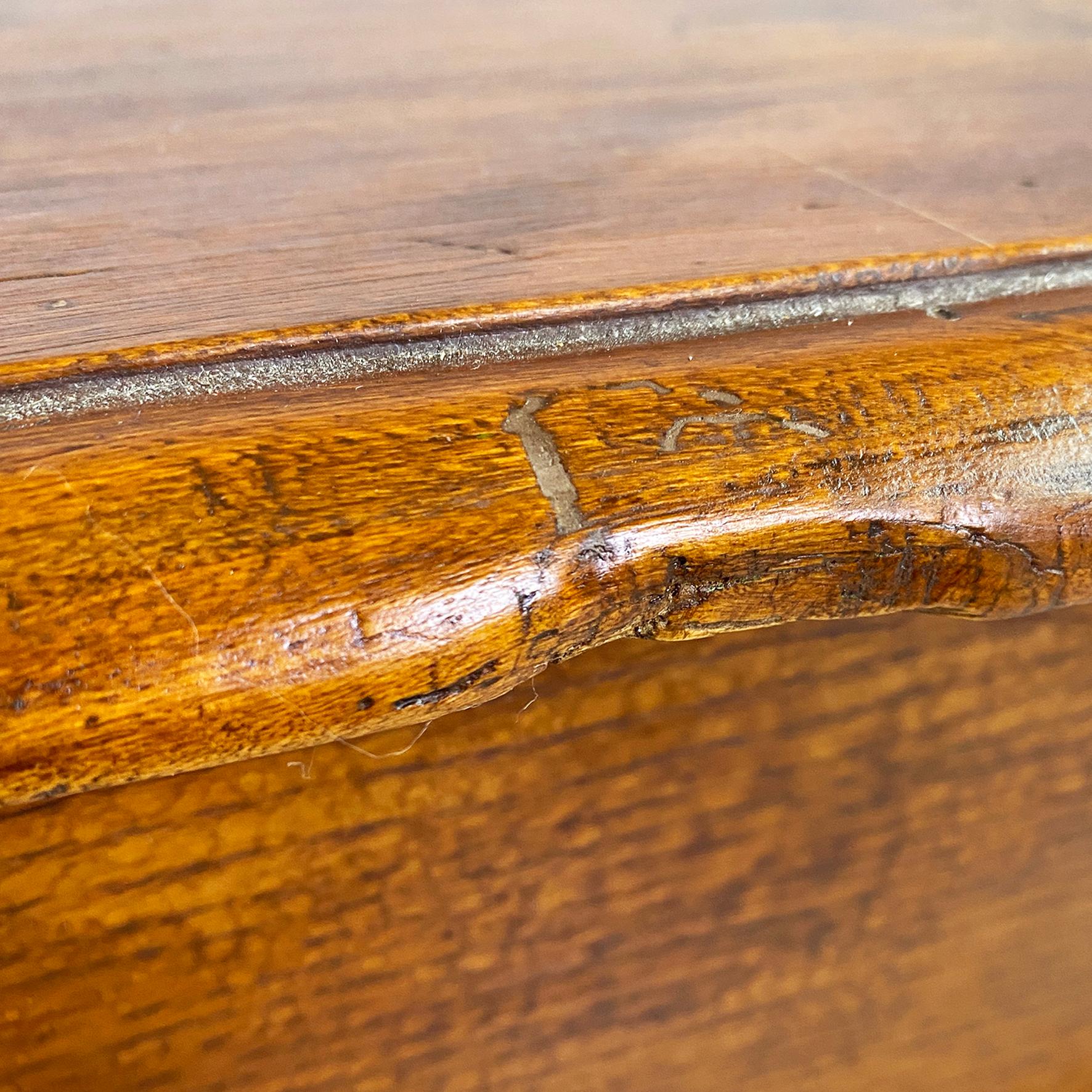Italian Table italienne ancienne en bois avec deux tiroirs et pieds tournés, années 1800 en vente