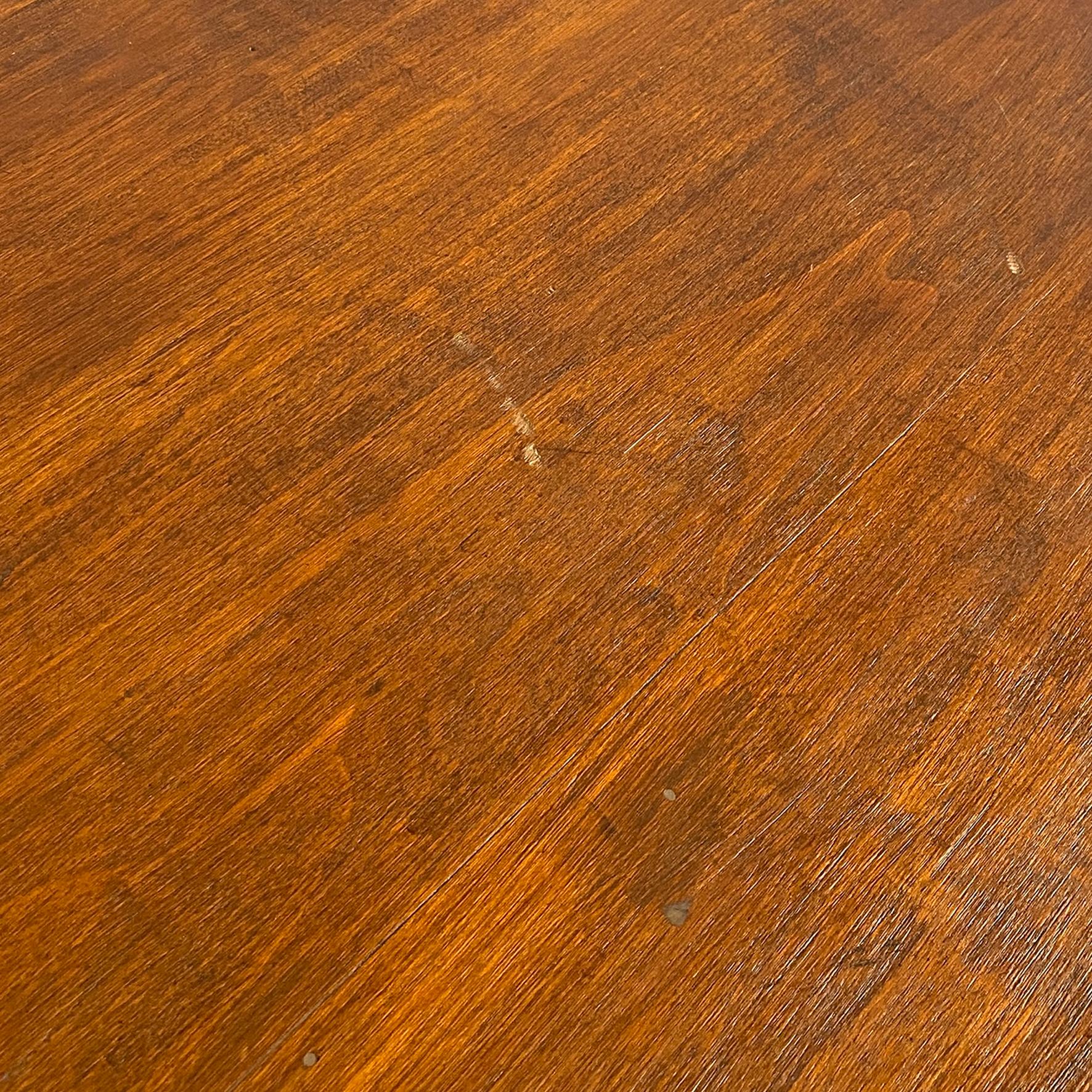 Table italienne ancienne en bois avec deux tiroirs et pieds tournés, années 1800 Abîmé - En vente à MIlano, IT
