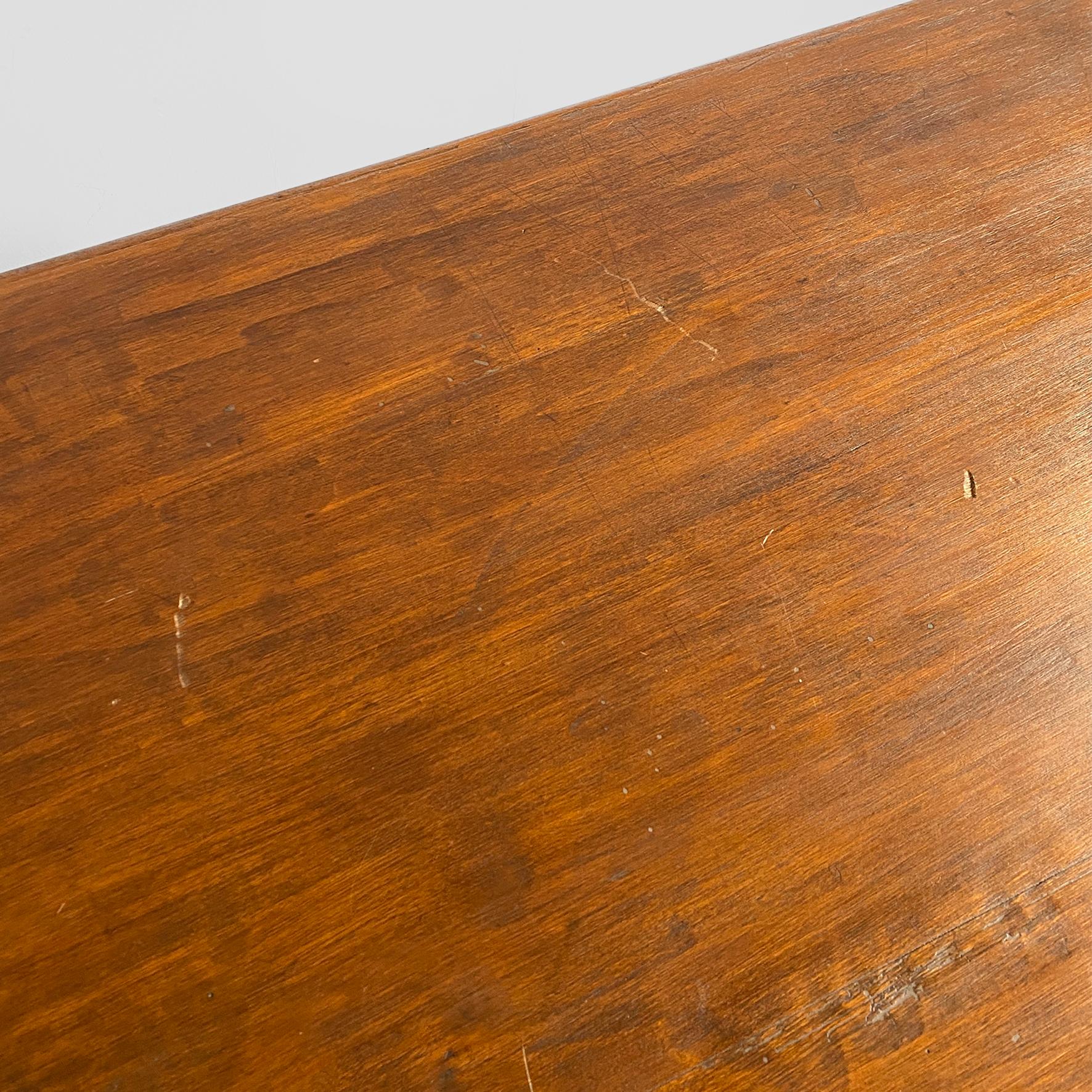 Early 19th Century Table italienne ancienne en bois avec deux tiroirs et pieds tournés, années 1800 en vente