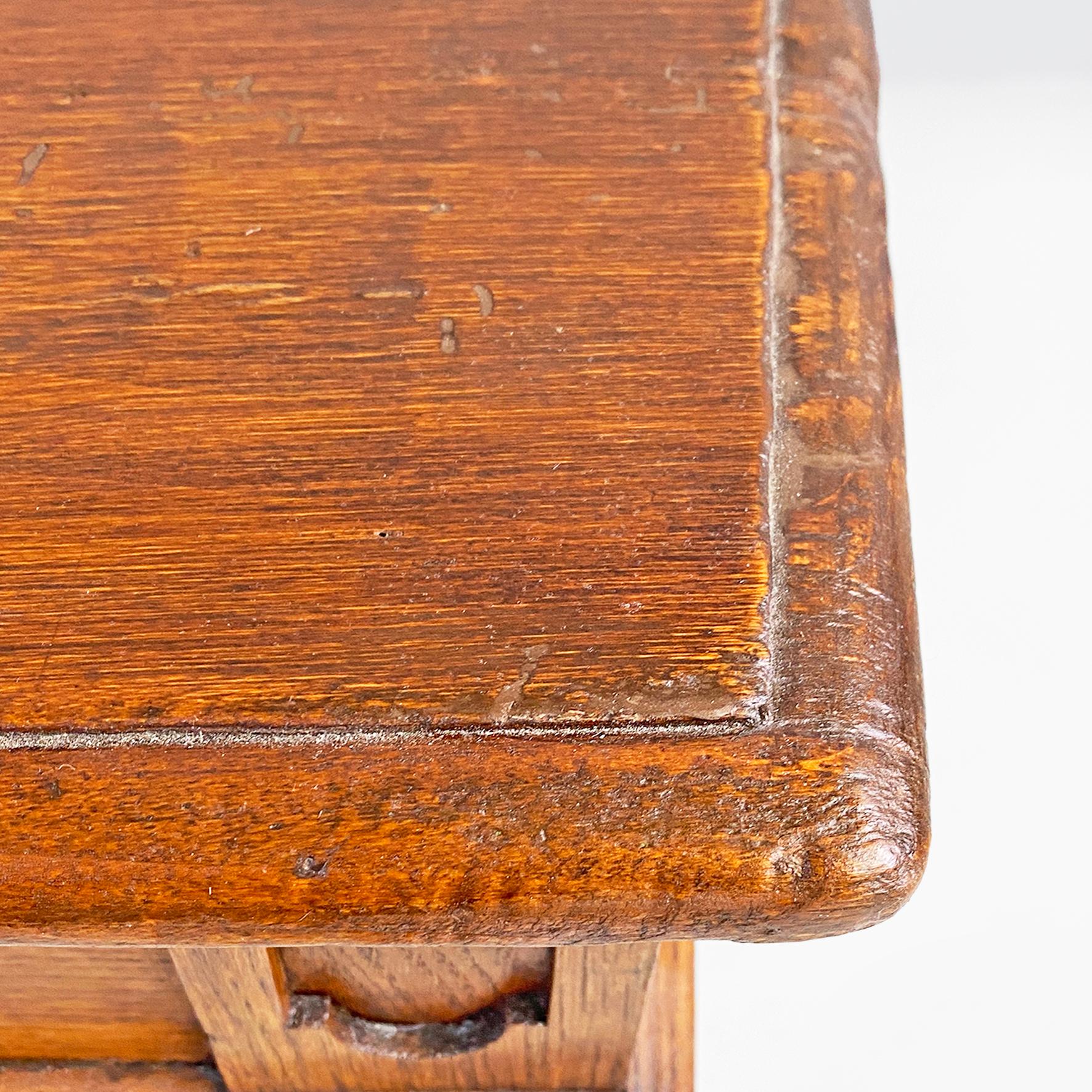 Bois Table italienne ancienne en bois avec deux tiroirs et pieds tournés, années 1800 en vente