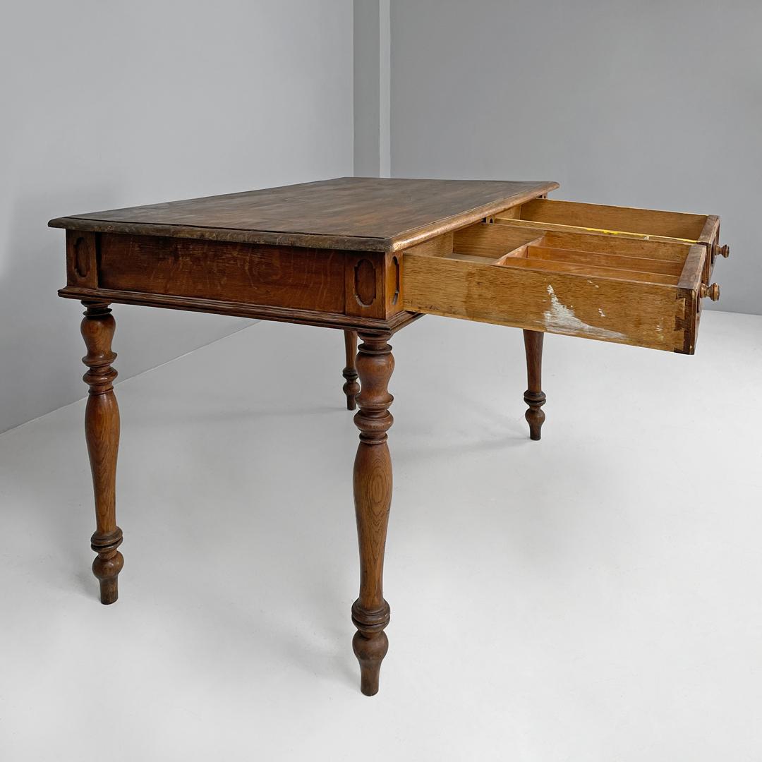 Table italienne ancienne en bois avec deux tiroirs et pieds tournés, années 1800 en vente 1
