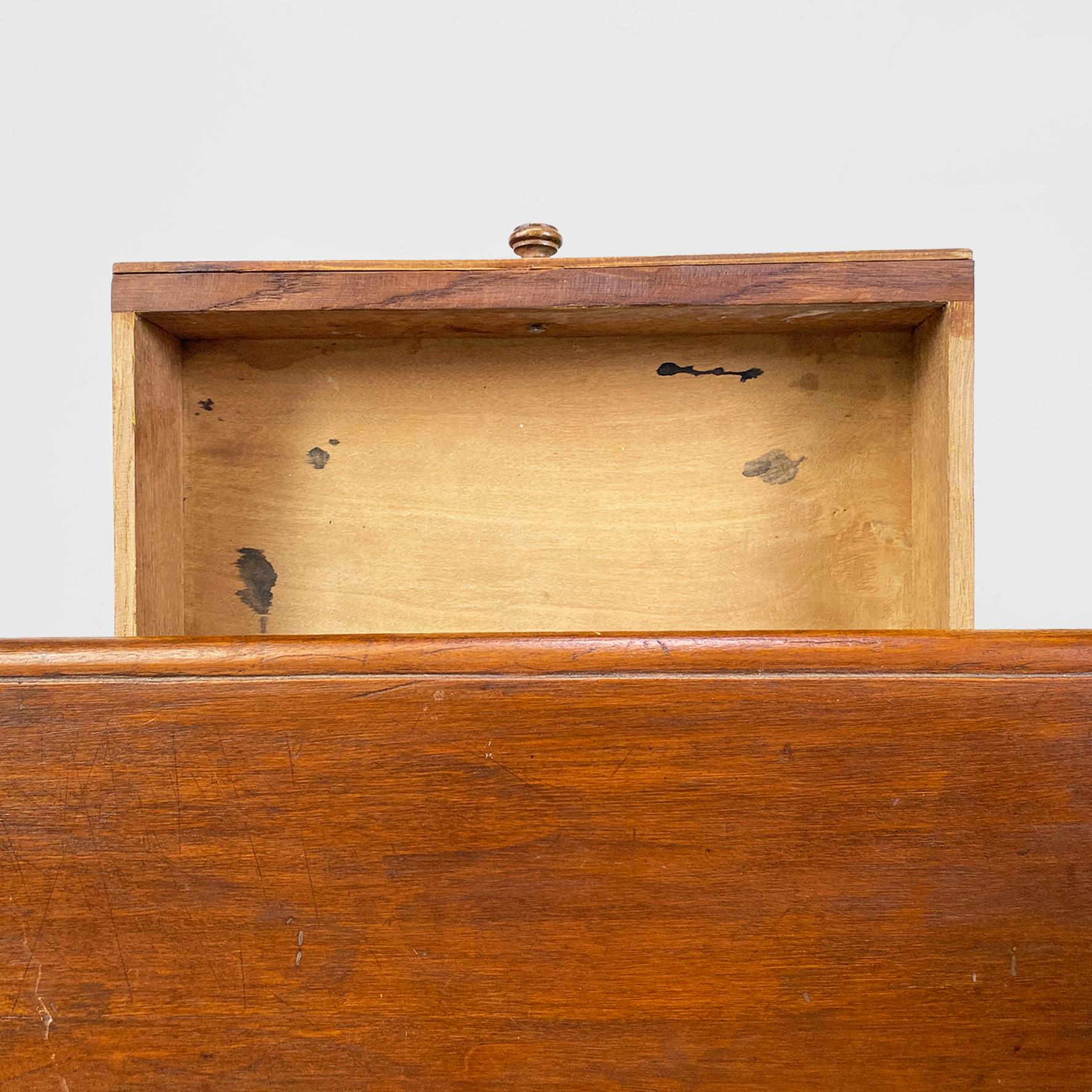 Table italienne ancienne en bois avec deux tiroirs et pieds tournés, années 1800 en vente 1