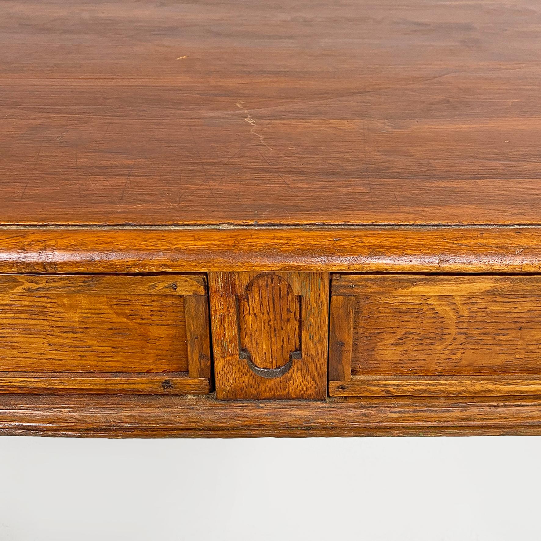Table italienne ancienne en bois avec deux tiroirs et pieds tournés, années 1800 en vente 3