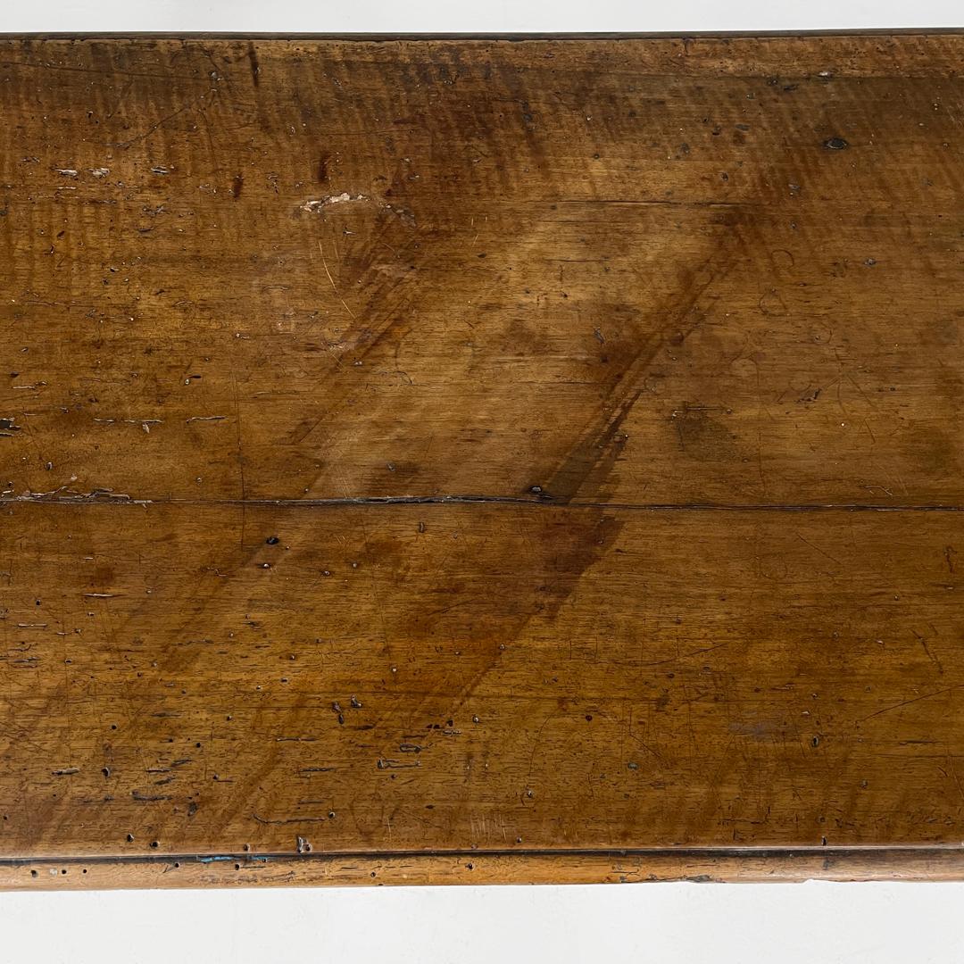 Italienischer antiker Holztisch mit zwei Schubladen, Messinggriff und gewellten Beinen, um 1700 im Angebot 5
