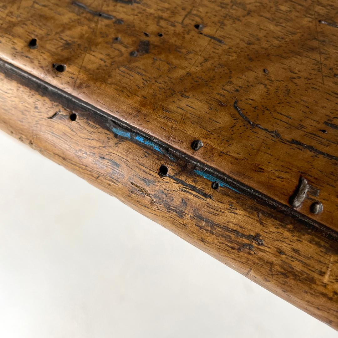 Italienischer antiker Holztisch mit zwei Schubladen, Messinggriff und gewellten Beinen, um 1700 im Angebot 7