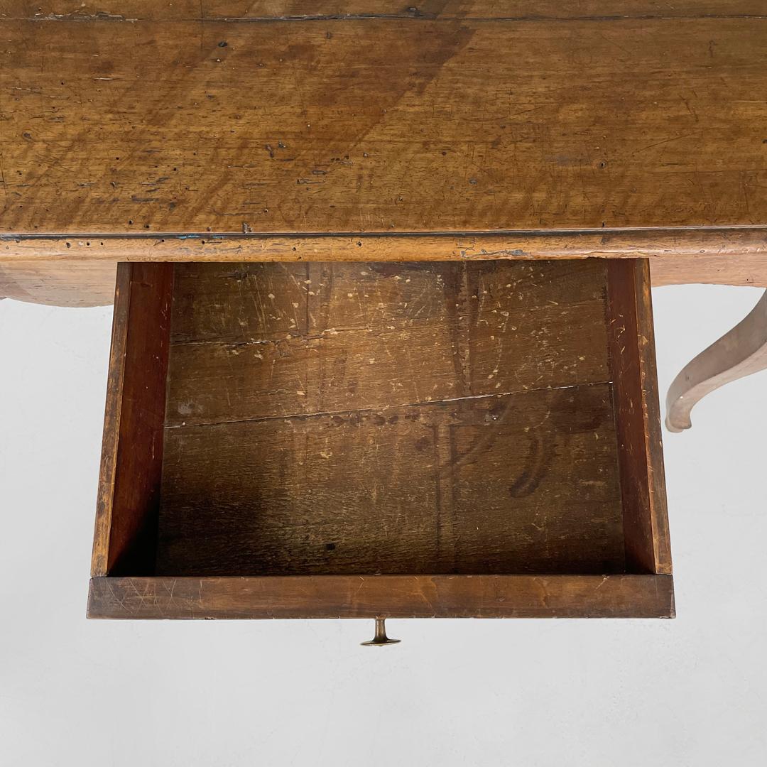 Table italienne ancienne en bois avec deux tiroirs, poignée en laiton et pieds ondulés, années 1700 en vente 7