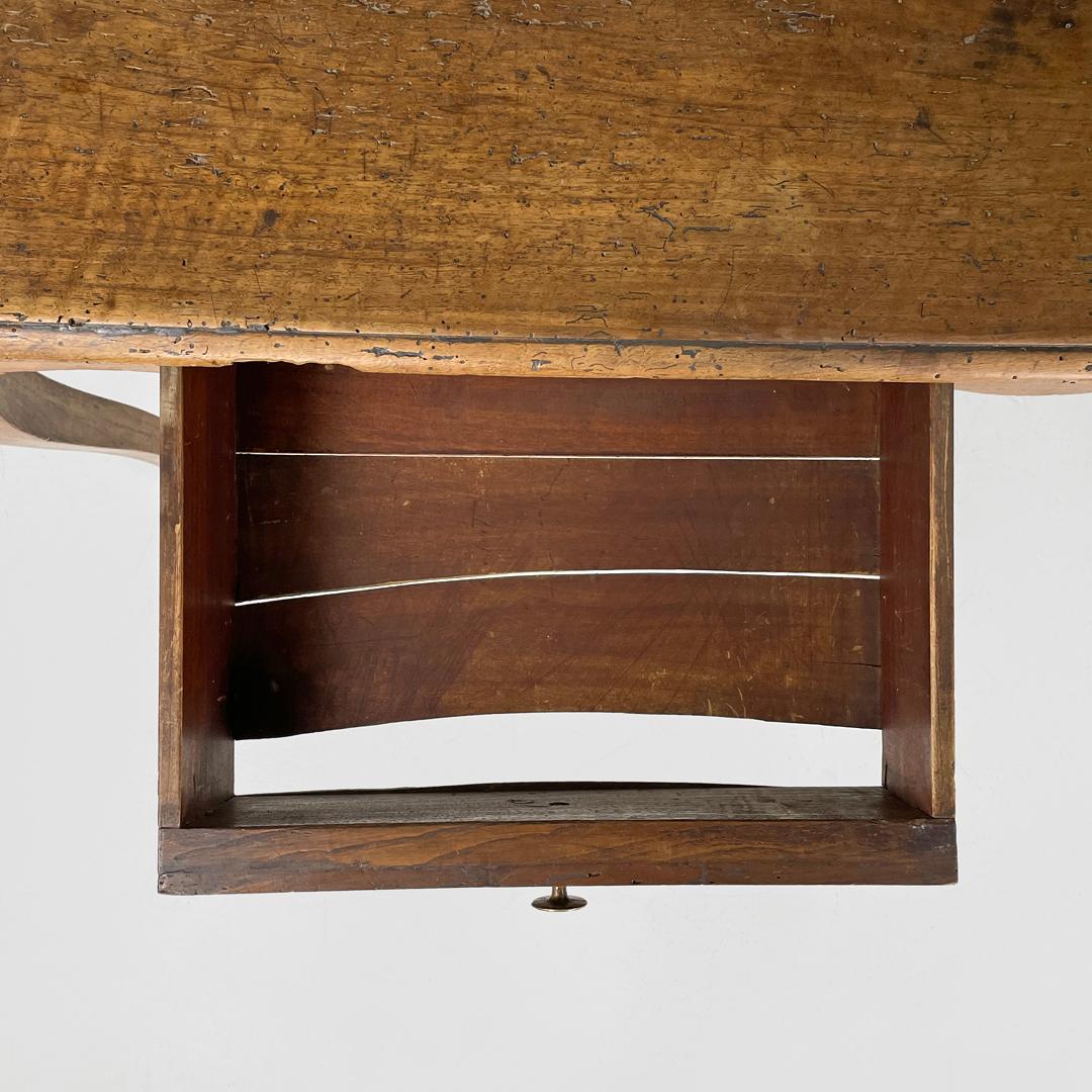 Table italienne ancienne en bois avec deux tiroirs, poignée en laiton et pieds ondulés, années 1700 en vente 8