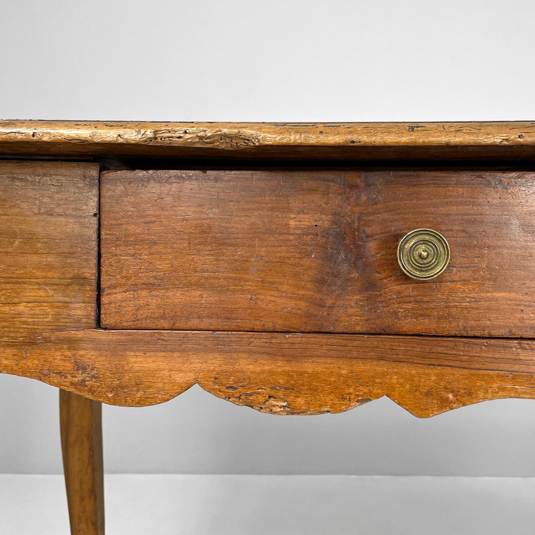 Table italienne ancienne en bois avec deux tiroirs, poignée en laiton et pieds ondulés, années 1700 en vente 9