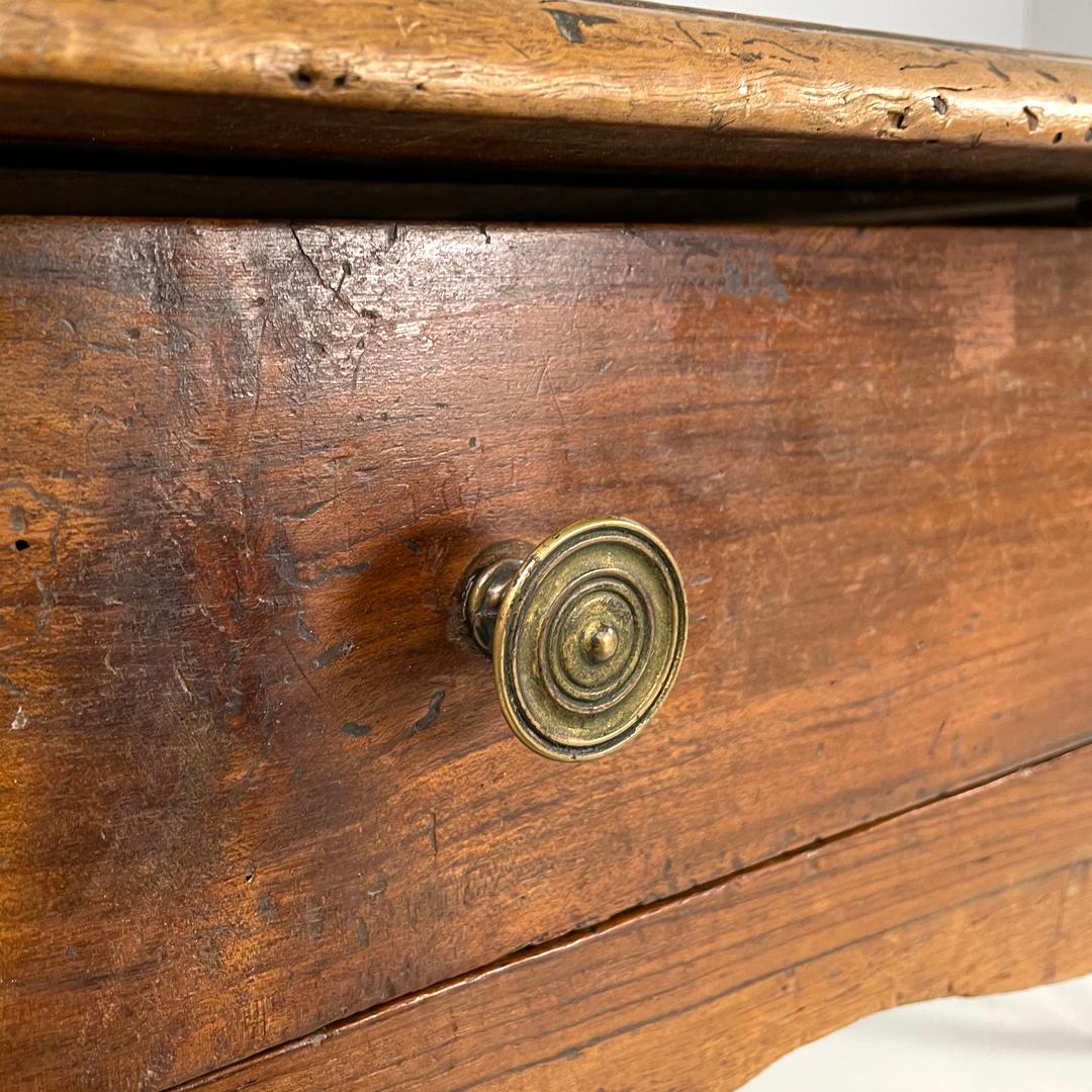 Italienischer antiker Holztisch mit zwei Schubladen, Messinggriff und gewellten Beinen, um 1700 im Angebot 11