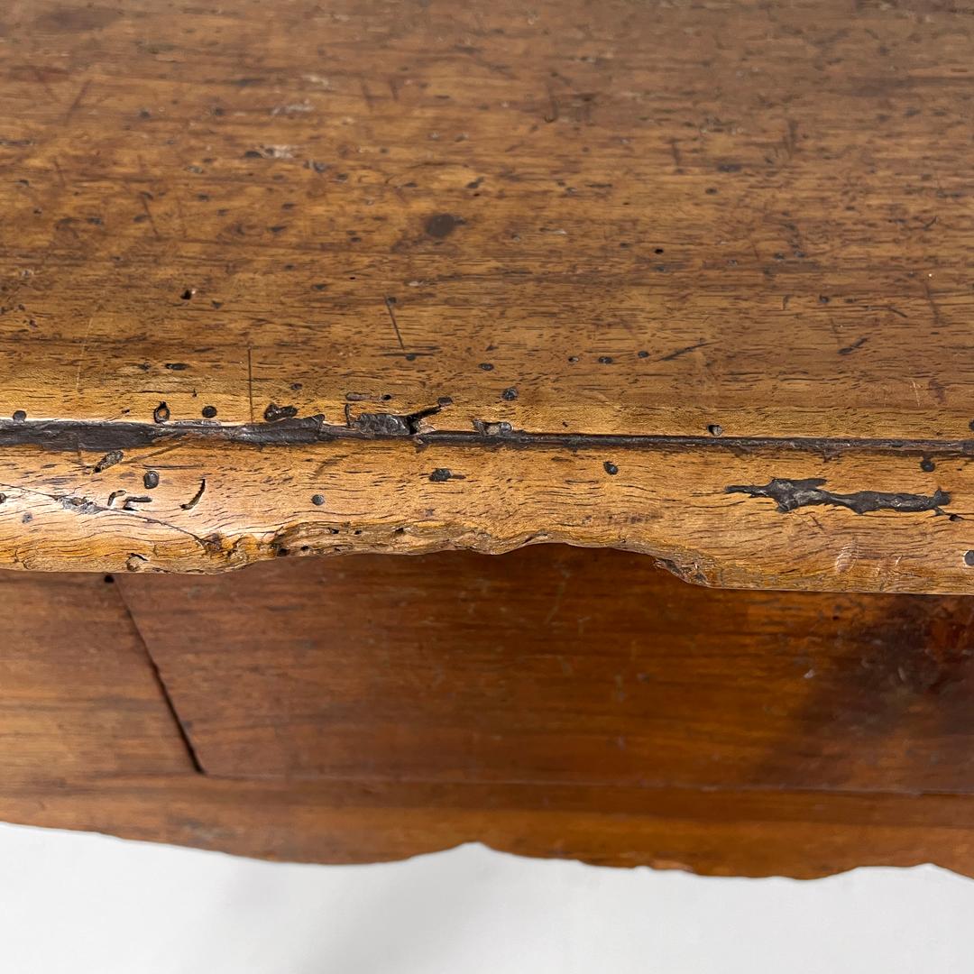 Italienischer antiker Holztisch mit zwei Schubladen, Messinggriff und gewellten Beinen, um 1700 im Angebot 12