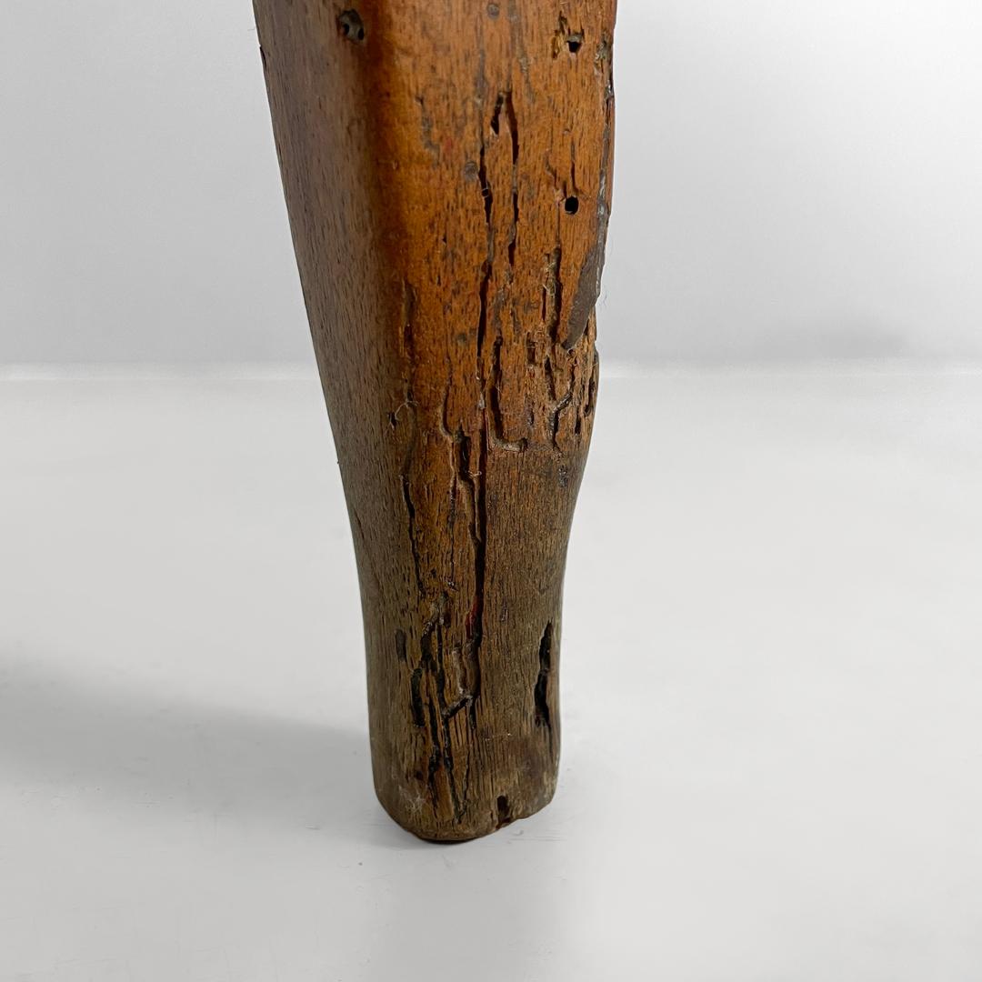 Italienischer antiker Holztisch mit zwei Schubladen, Messinggriff und gewellten Beinen, um 1700 im Angebot 13