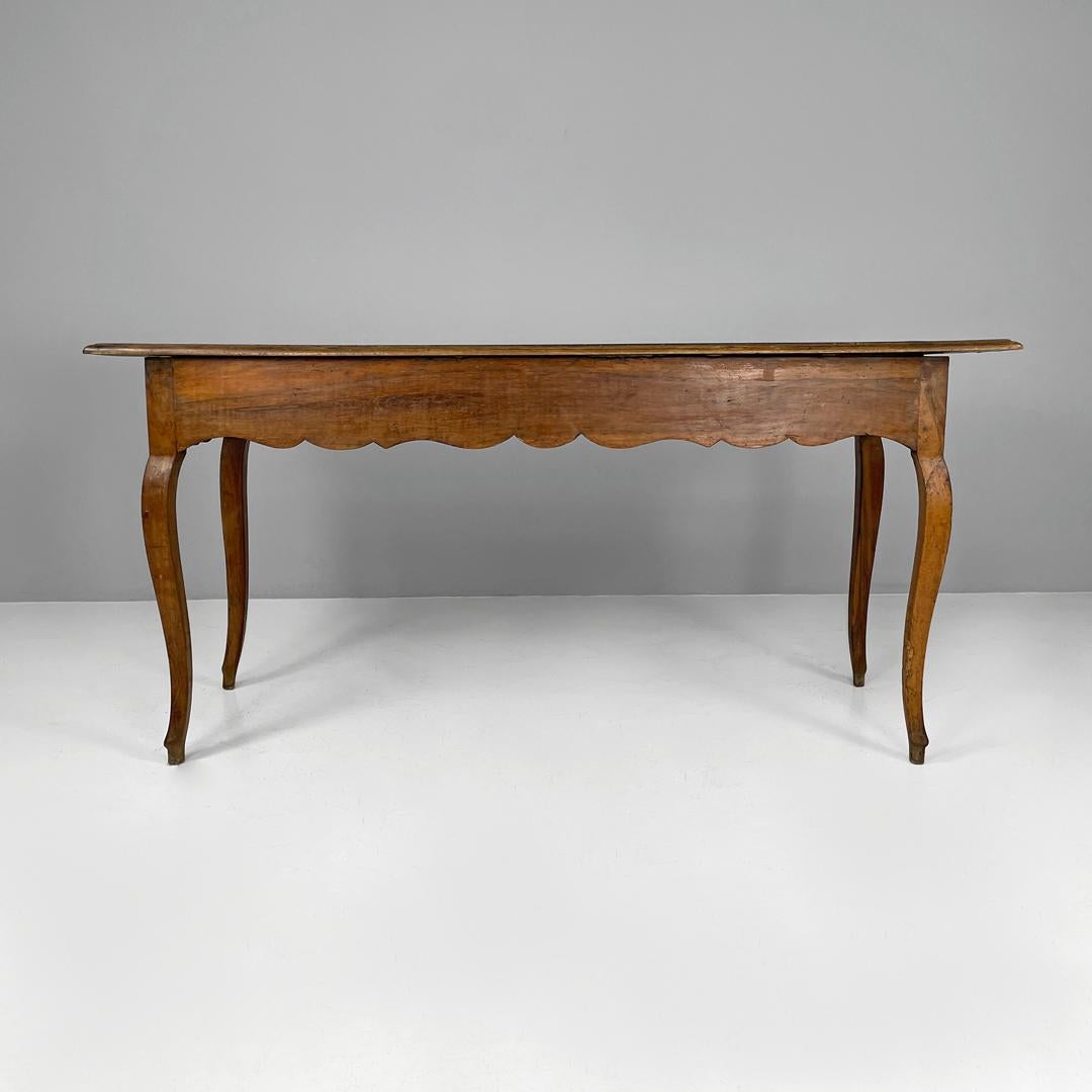 Early 18th Century Table italienne ancienne en bois avec deux tiroirs, poignée en laiton et pieds ondulés, années 1700 en vente