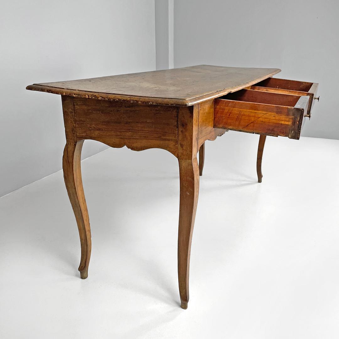Laiton Table italienne ancienne en bois avec deux tiroirs, poignée en laiton et pieds ondulés, années 1700 en vente