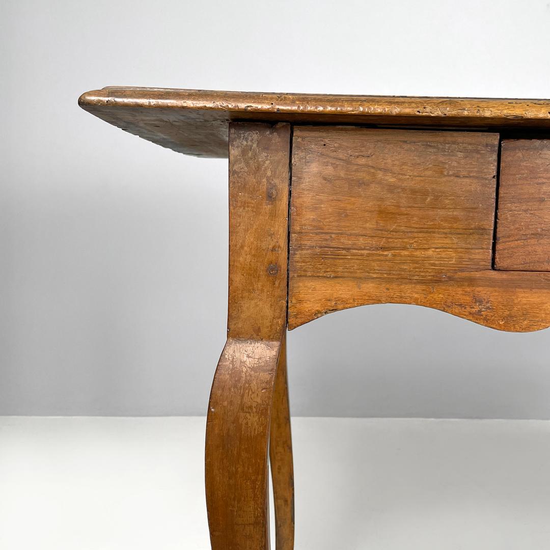 Table italienne ancienne en bois avec deux tiroirs, poignée en laiton et pieds ondulés, années 1700 en vente 1