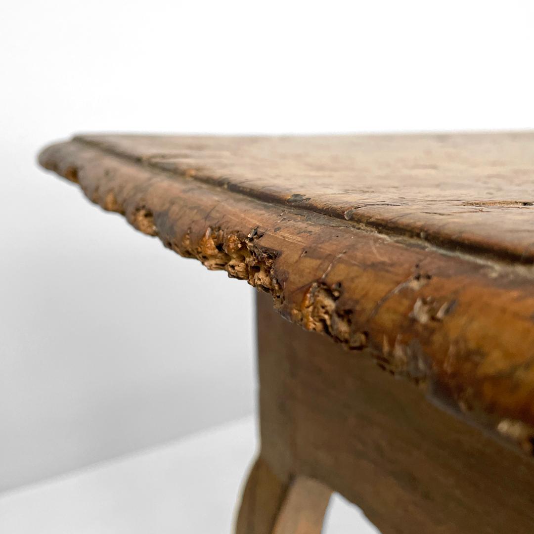 Italienischer antiker Holztisch mit zwei Schubladen, Messinggriff und gewellten Beinen, um 1700 im Angebot 3