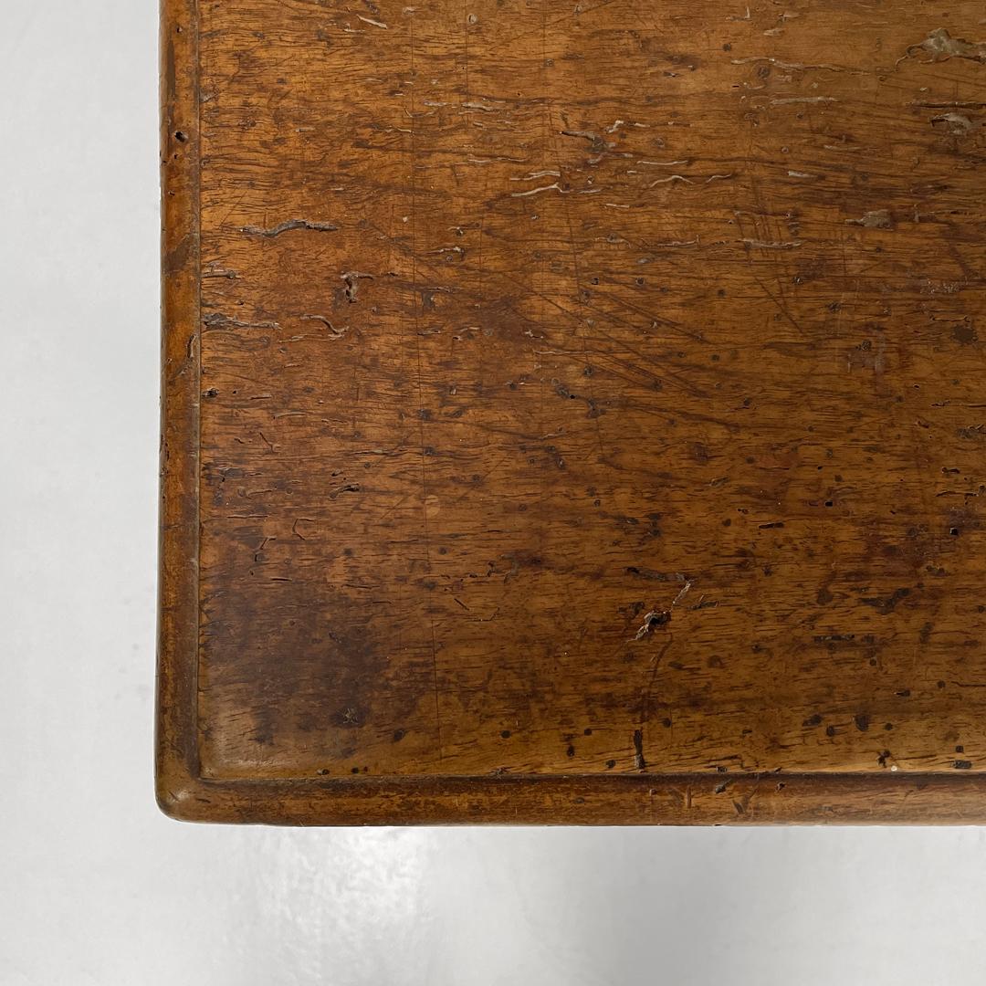 Table italienne ancienne en bois avec deux tiroirs, poignée en laiton et pieds ondulés, années 1700 en vente 3