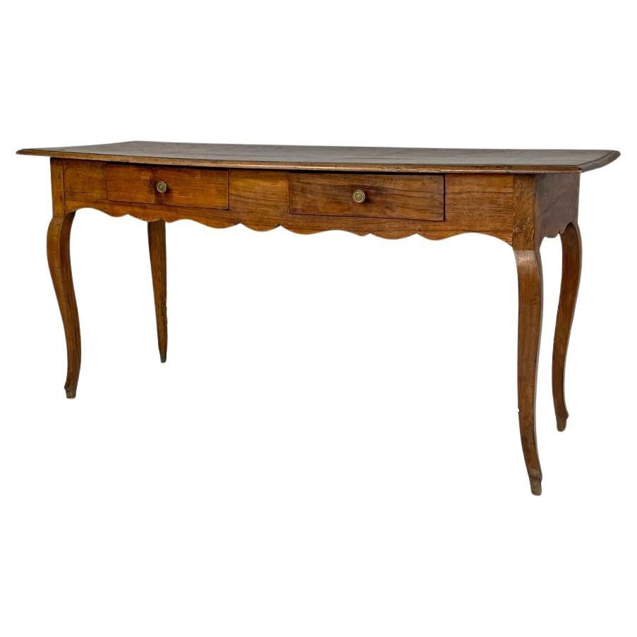 Table italienne ancienne en bois avec deux tiroirs, poignée en laiton et pieds ondulés, années 1700 en vente