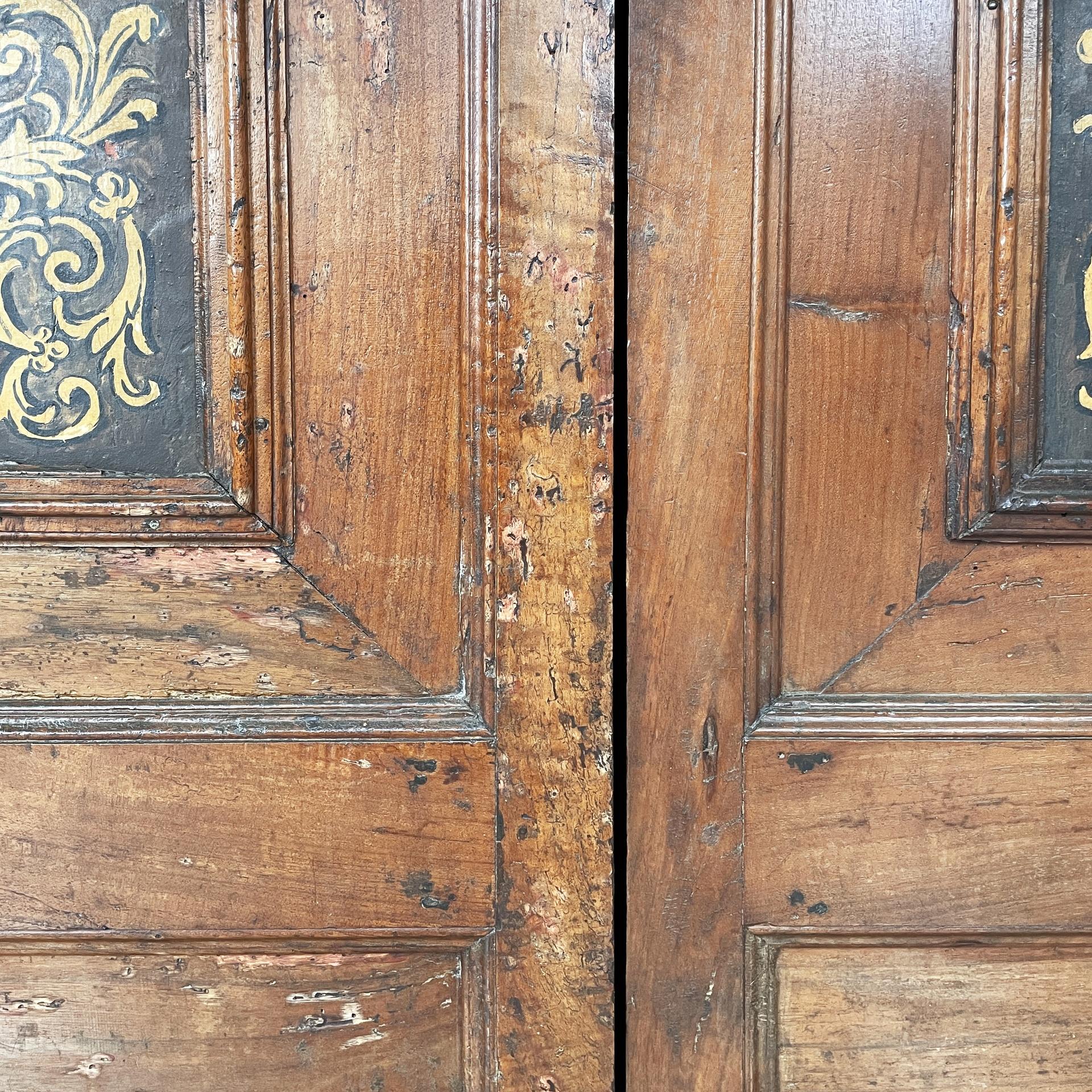 Italian antique wooden wardrobe with decorated doors, 1800s in vendita 2