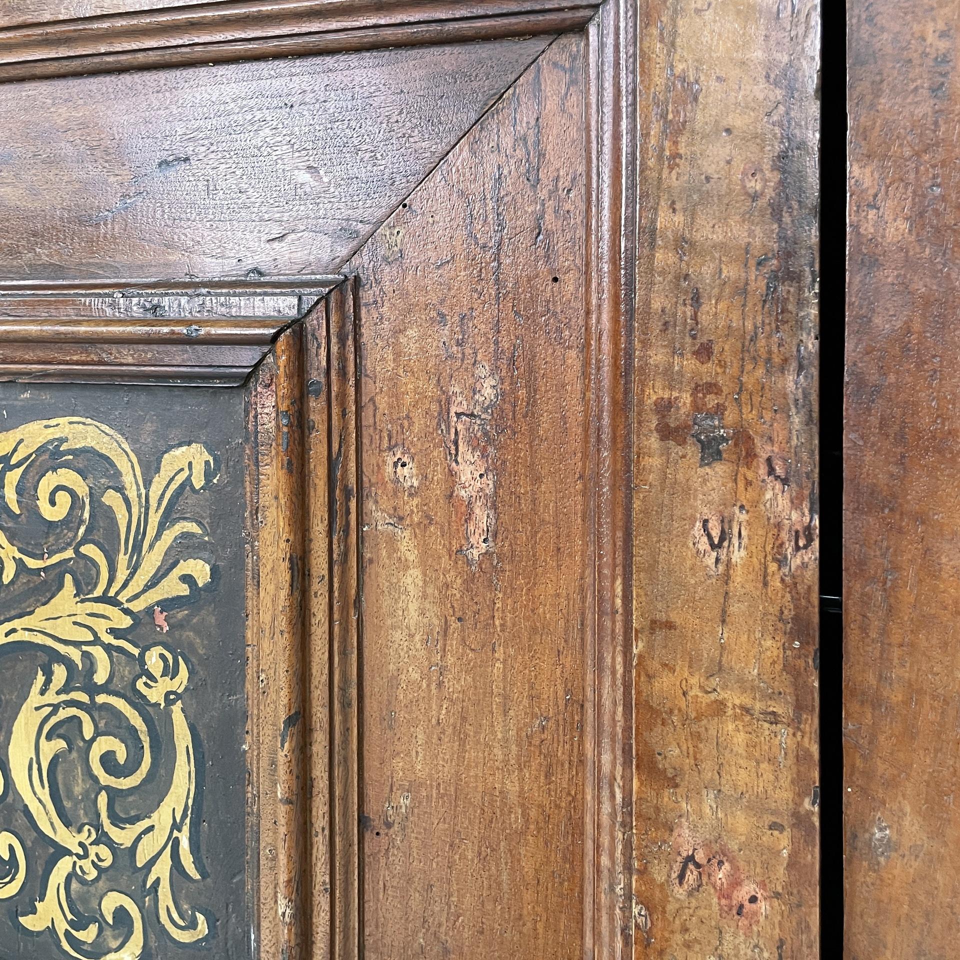 Italian antique wooden wardrobe with decorated doors, 1800s in vendita 3