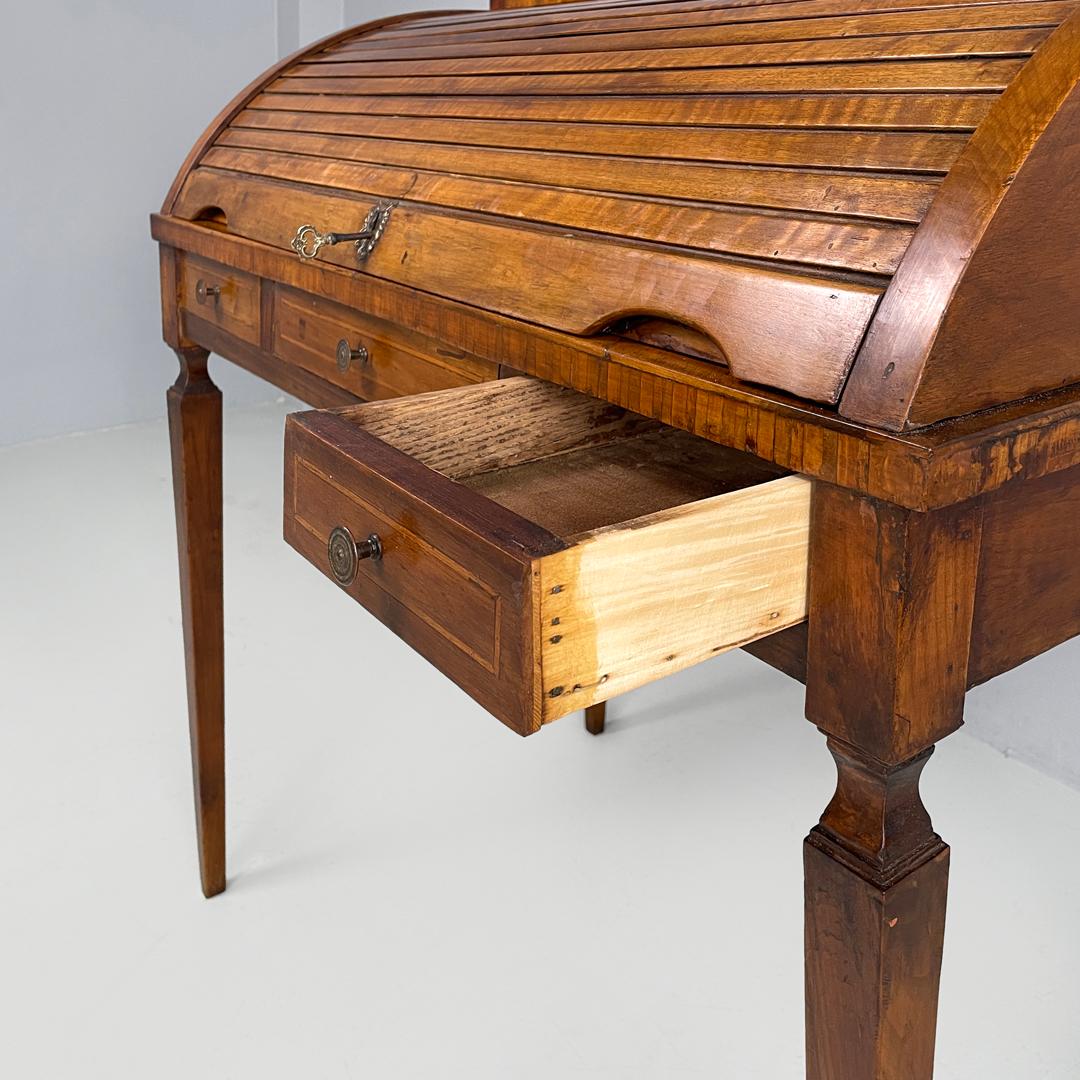 Table d'écriture italienne ancienne en bois avec fermeture et clé en laiton, années 1700 en vente 7