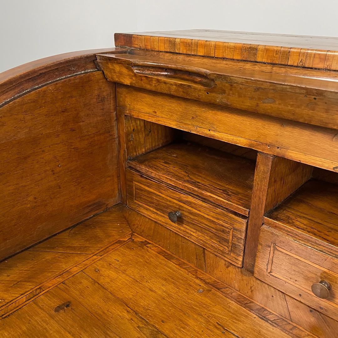 Table d'écriture italienne ancienne en bois avec fermeture et clé en laiton, années 1700 en vente 8