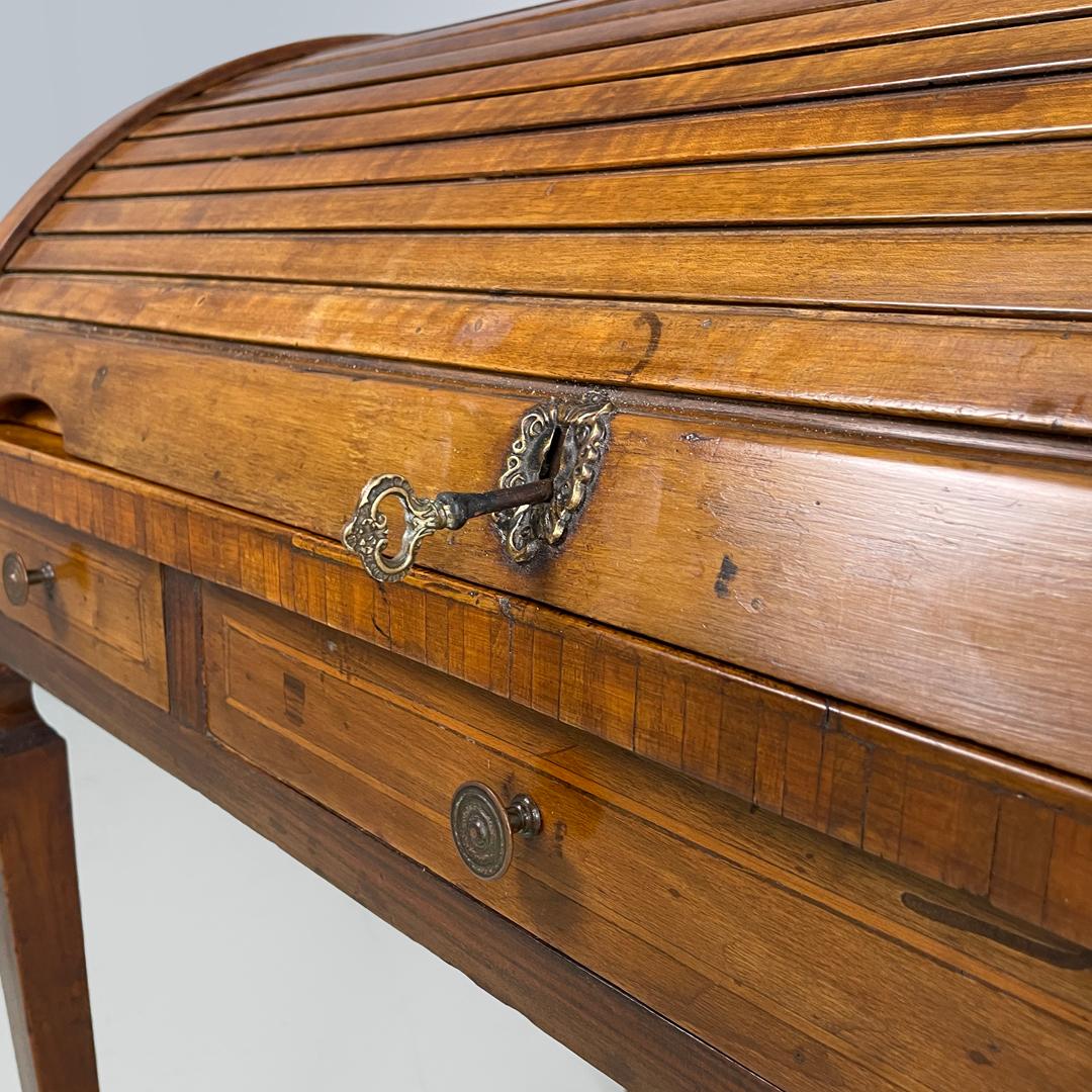 Table d'écriture italienne ancienne en bois avec fermeture et clé en laiton, années 1700 en vente 11
