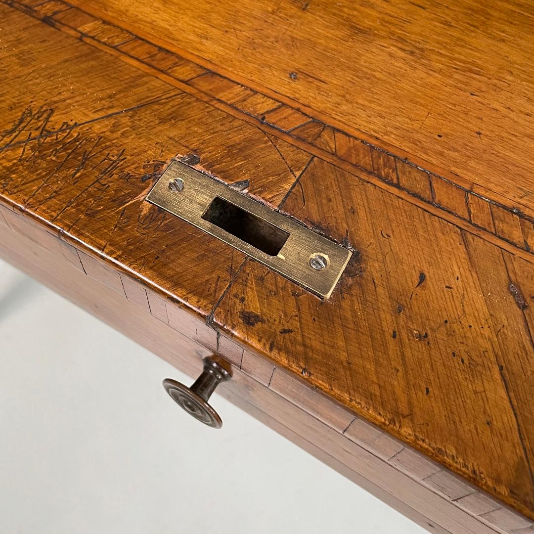 Table d'écriture italienne ancienne en bois avec fermeture et clé en laiton, années 1700 en vente 12