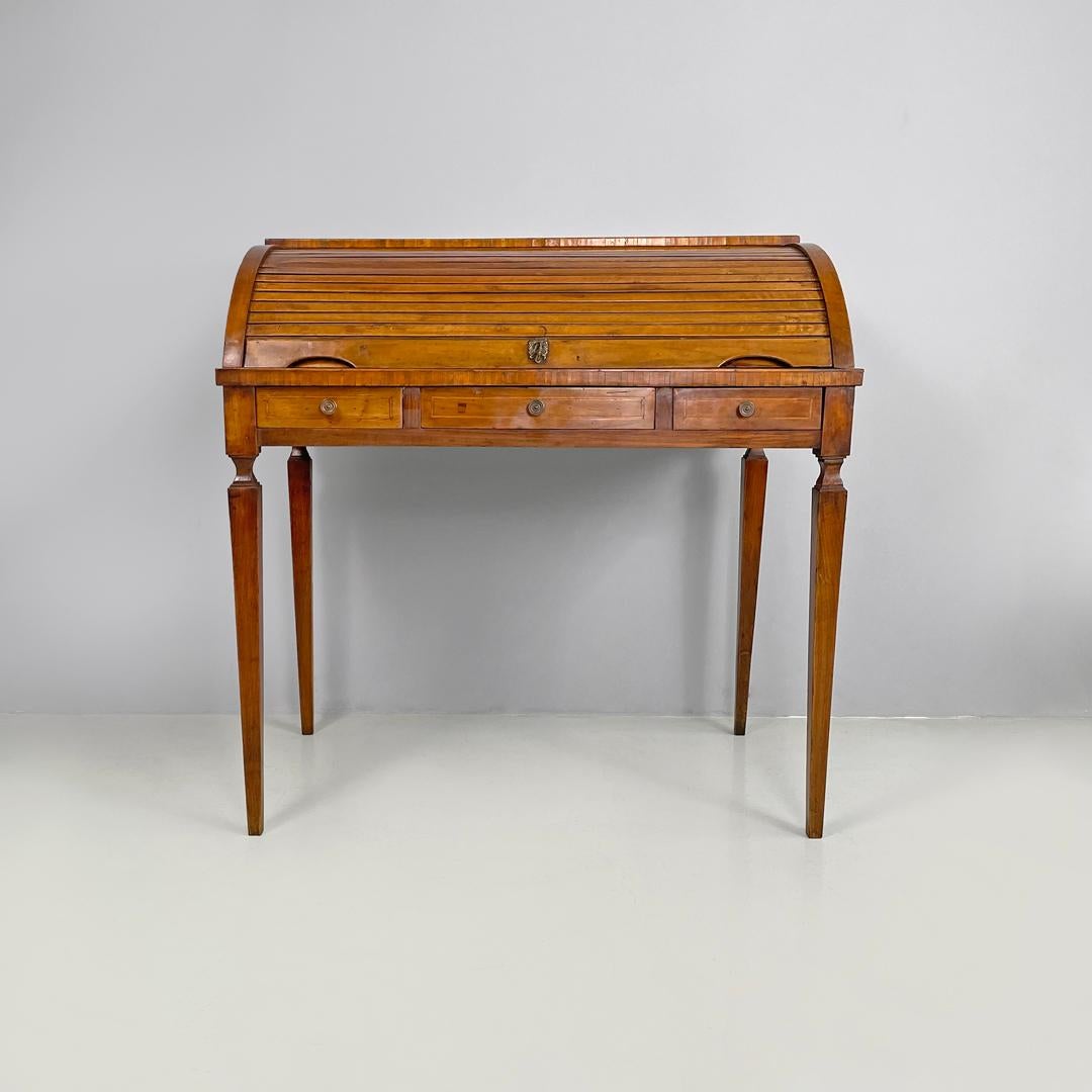 Début du XVIIIe siècle Table d'écriture italienne ancienne en bois avec fermeture et clé en laiton, années 1700 en vente