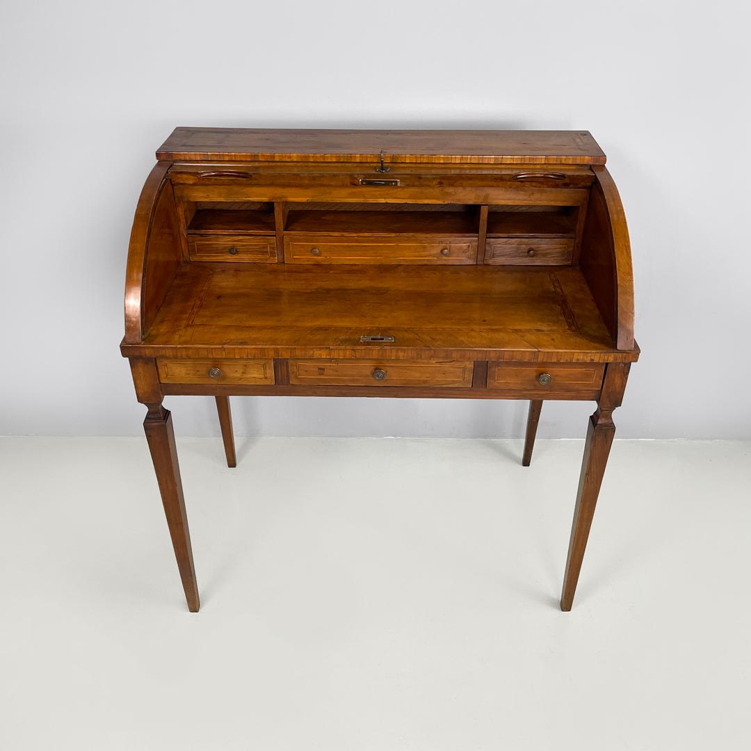 Métal Table d'écriture italienne ancienne en bois avec fermeture et clé en laiton, années 1700 en vente